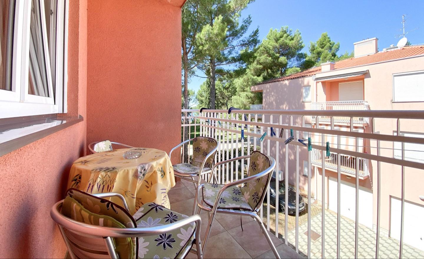Schönes Apartment mit Balkon für 4 Personen (Karpinjan Anlage)