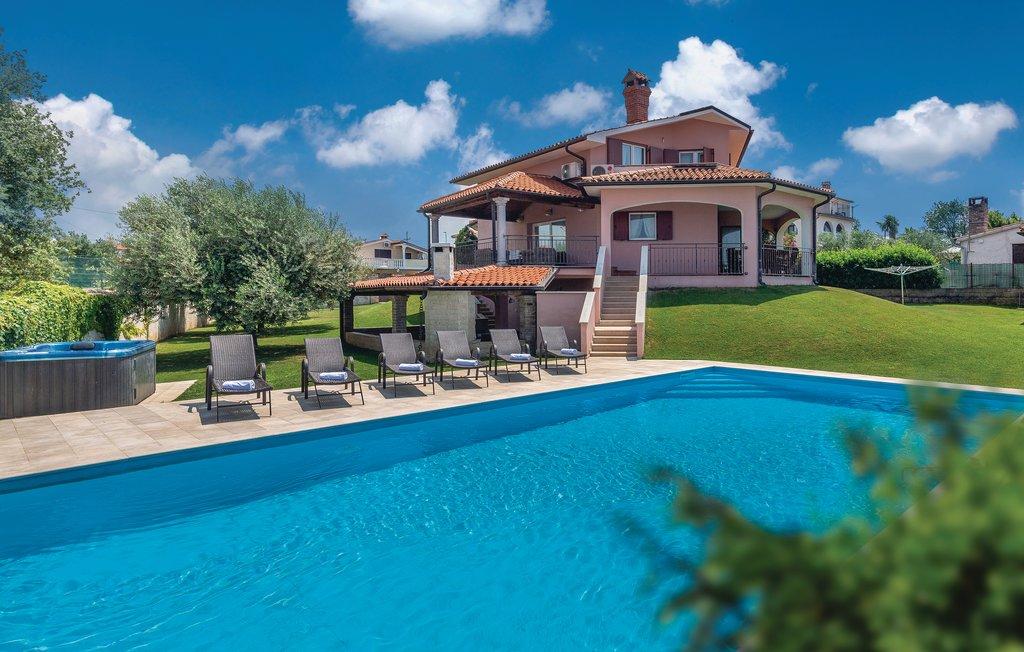 Villa mit Pool und Whirlpool in der Nähe von Poreč