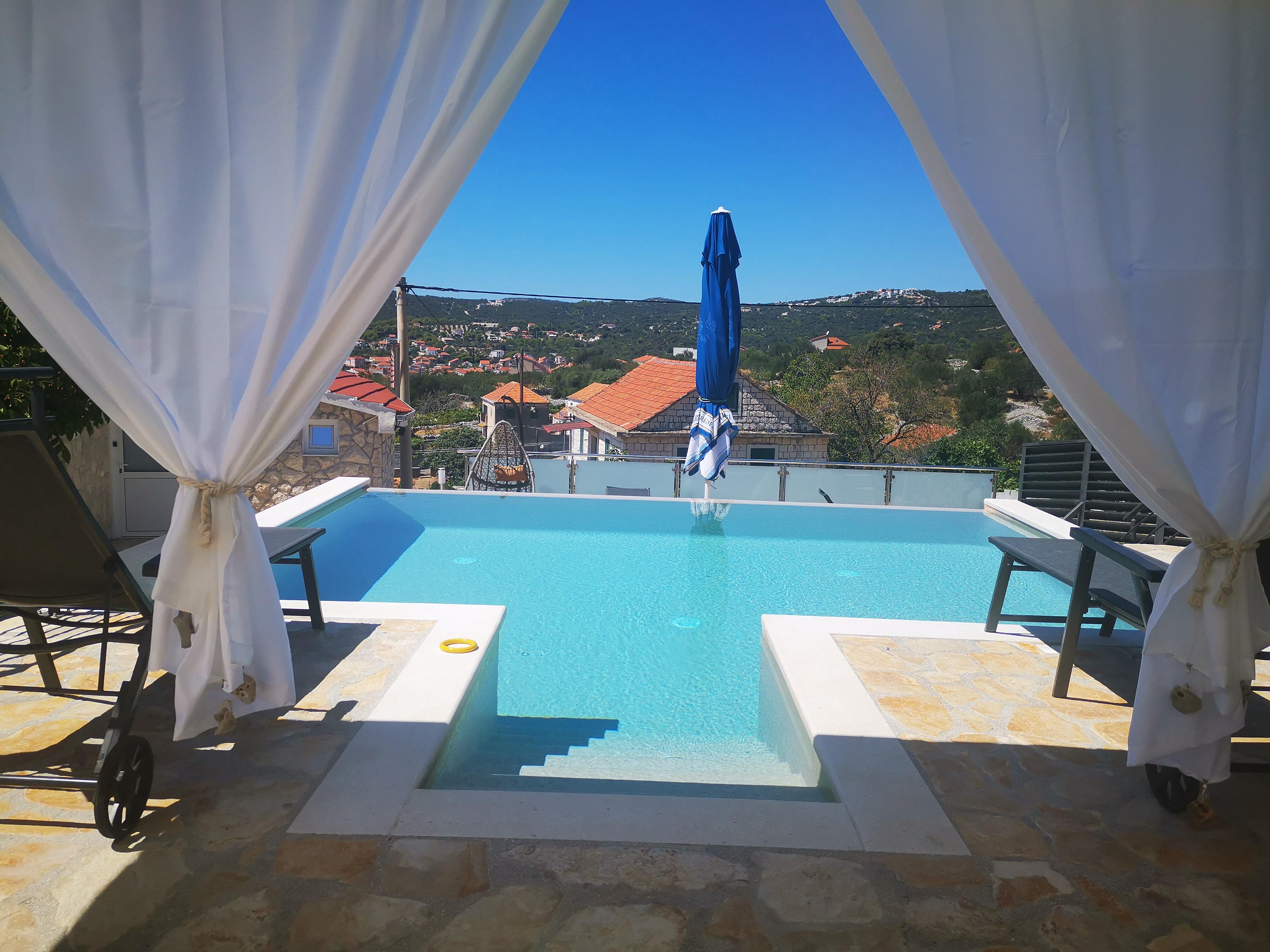 FeWo mit großem Balkon mit Blick auf das Meer im Ort Vinisce
