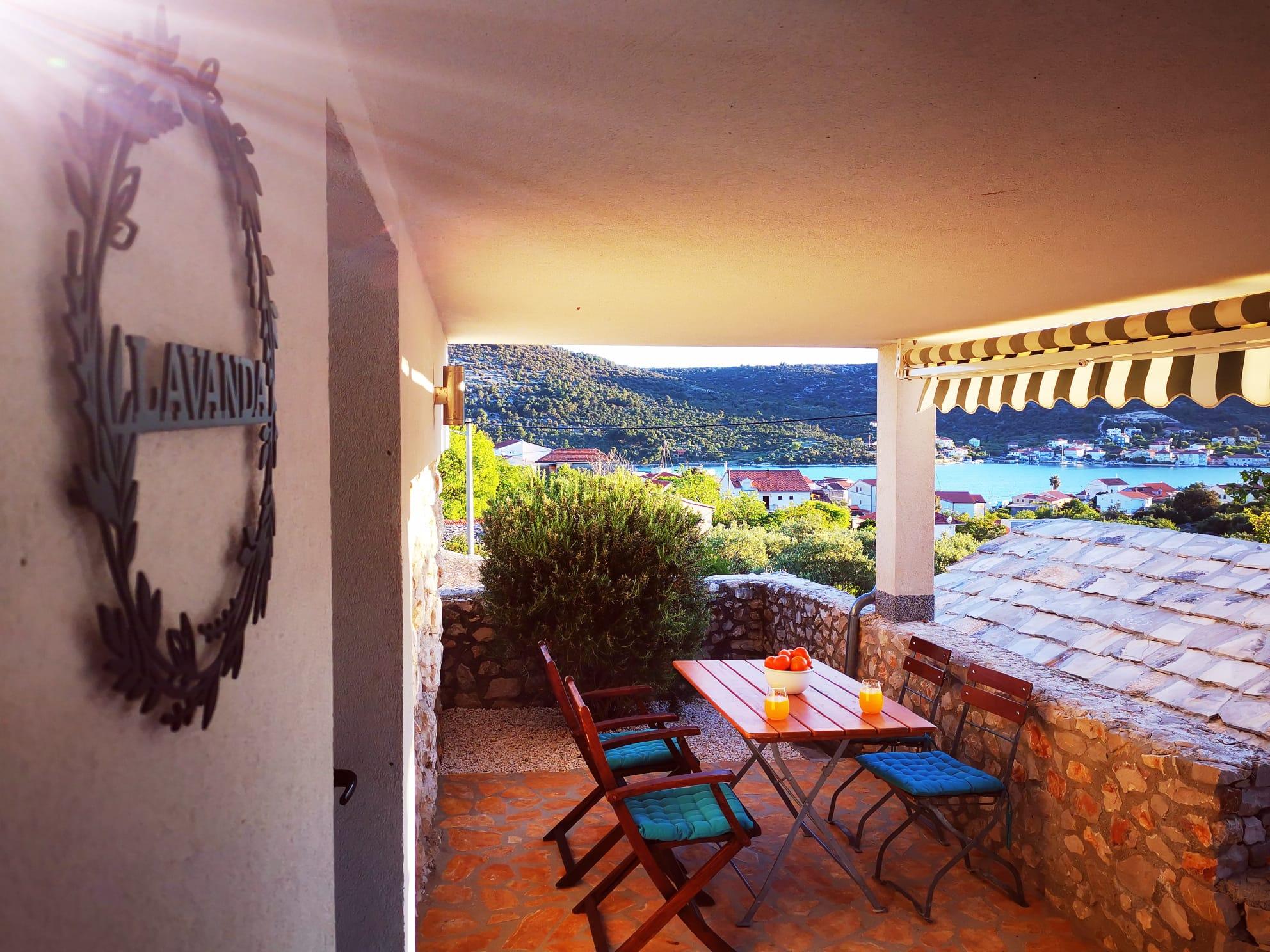 Erdgeschosswohnung mit eigener Terrasse & Blick auf das Meer