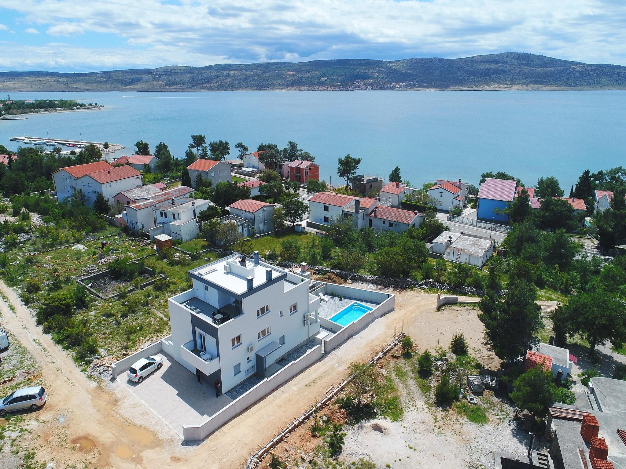 Klimatisierte Ferienwohnung mit gemeinsamen Pool- & Grillbereich
