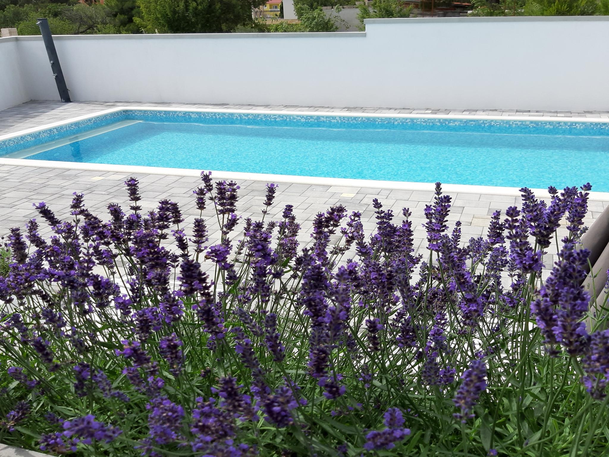 Klimatisierte Ferienwohnung mit gemeinsamen Pool- & Grillbereich
