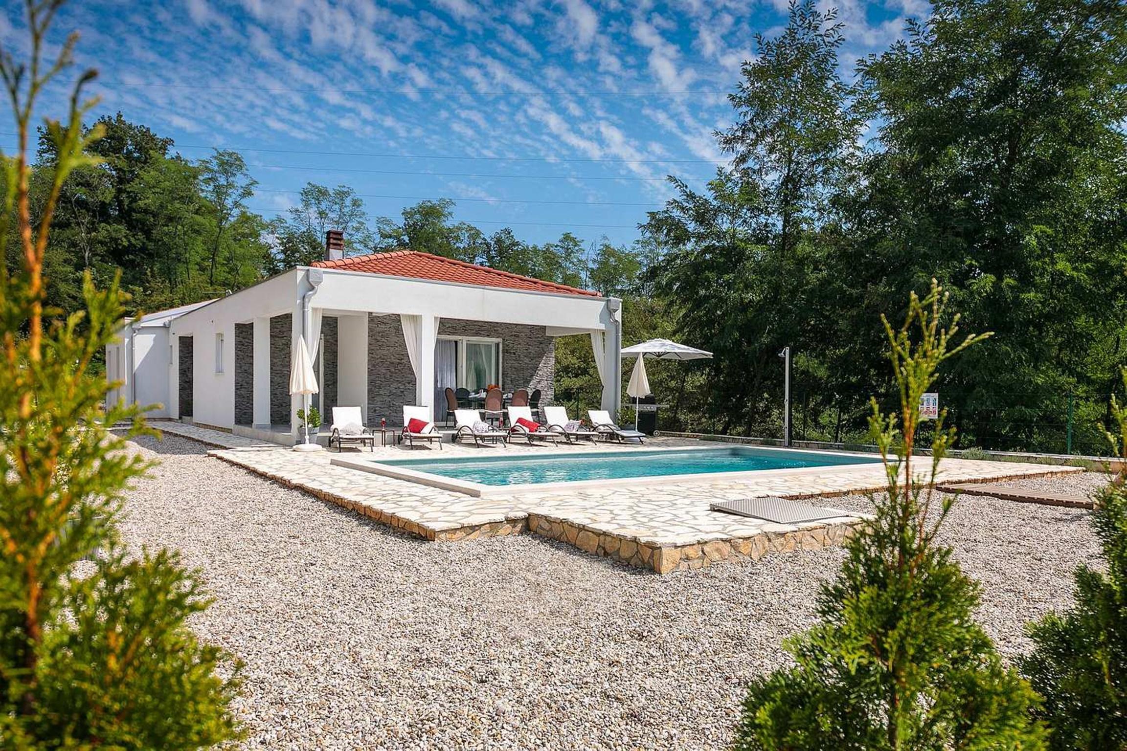 Moderne Villa mit Aussenpool in Zentralistrien