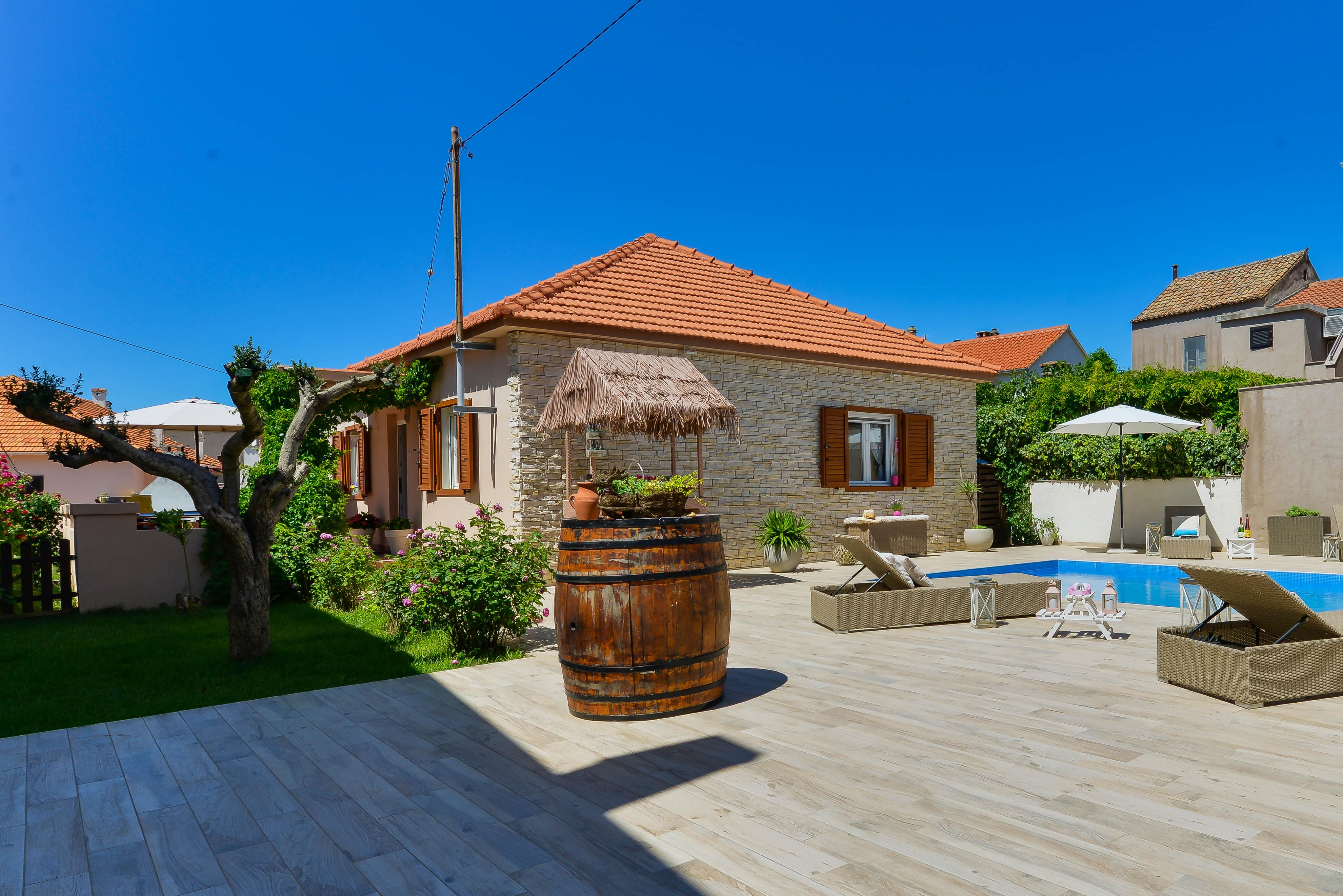 40 m zum Meer | Ferienhaus mit Pool, WLAN, Sat-Tv, Klima