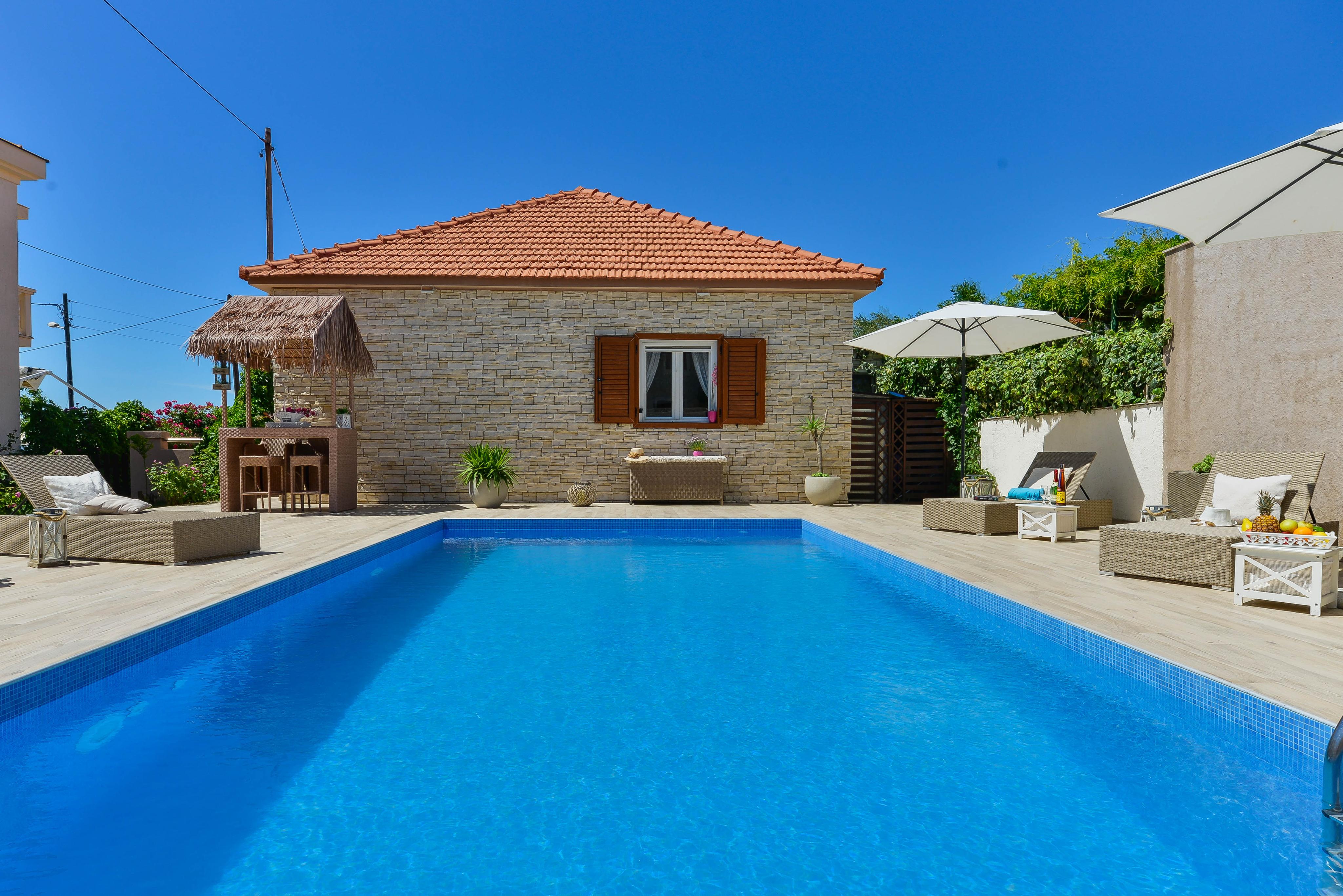 40 m zum Meer | Ferienhaus mit Pool, WLAN, Sat-Tv, Klima