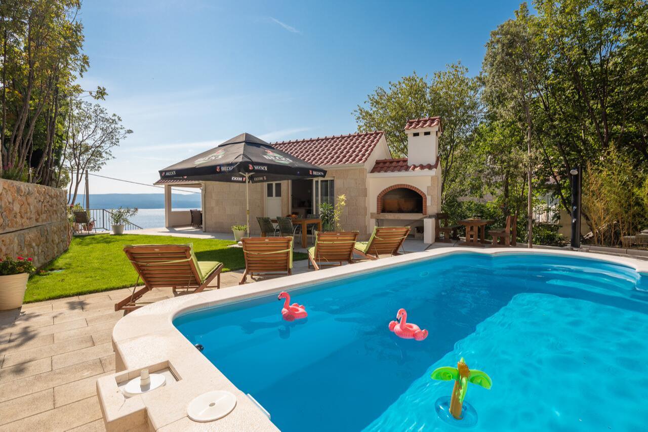 Moderne Villa mit Pool in Marusici