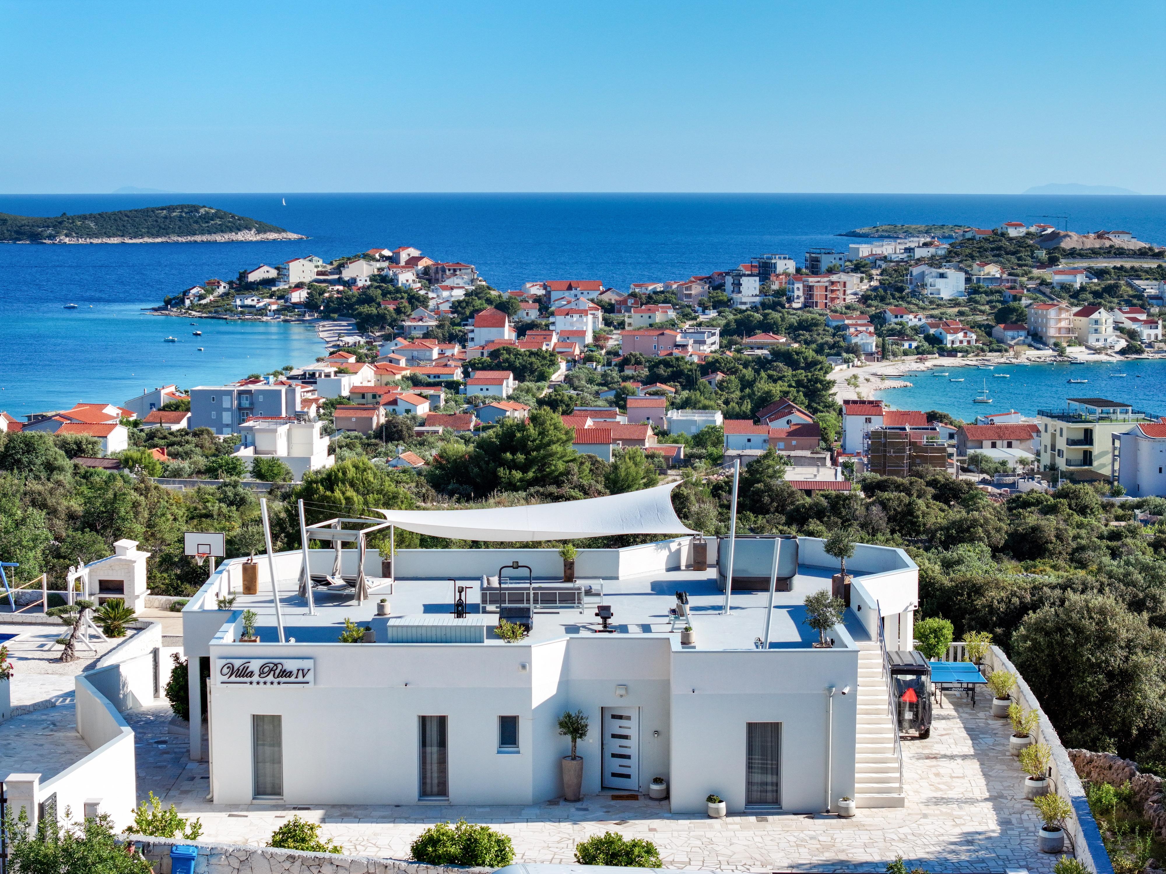 Villa mit Pool und Terasse mit traumhafter Aussicht