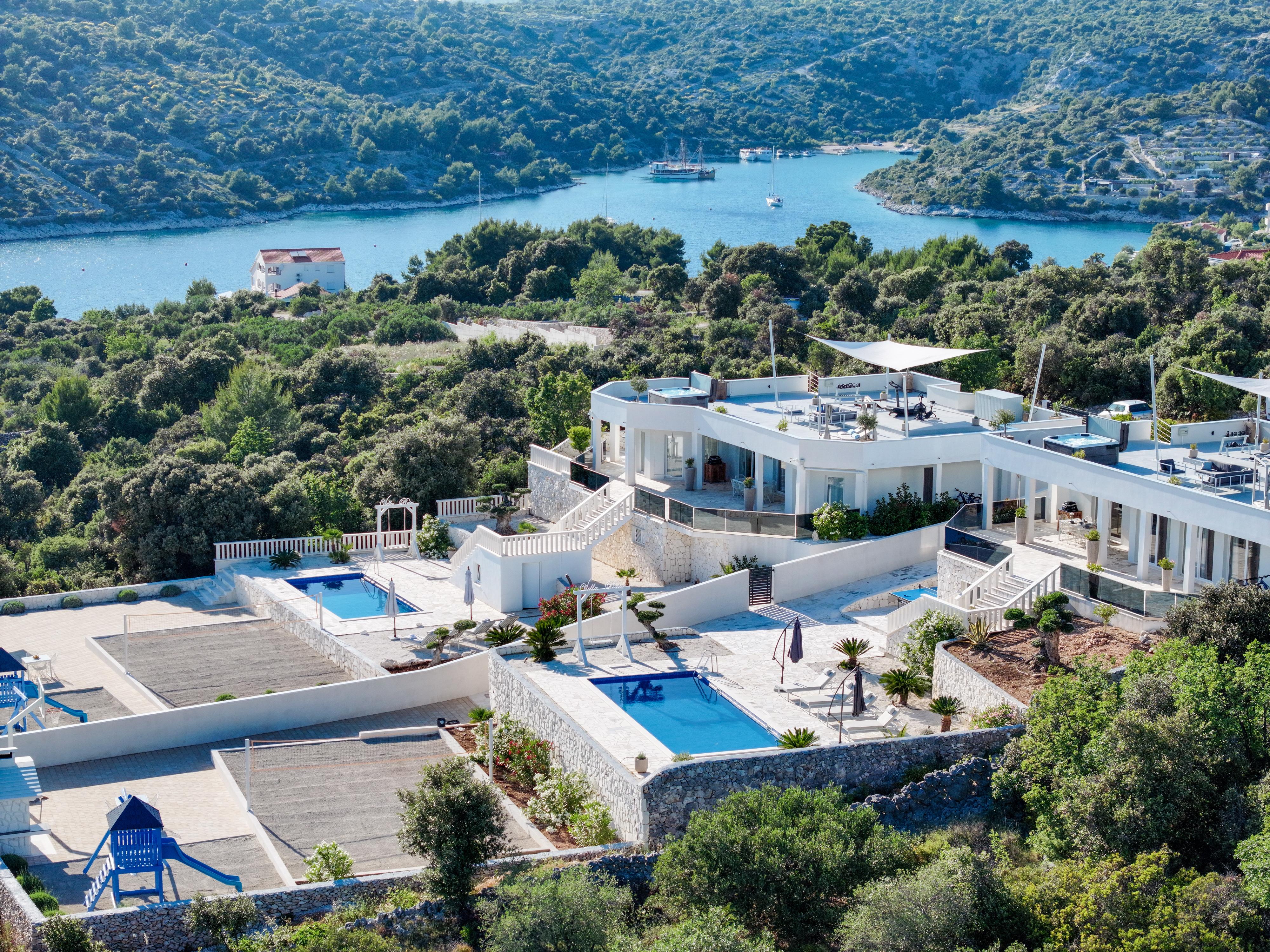 Villa mit Pool und Terasse mit traumhafter Aussicht