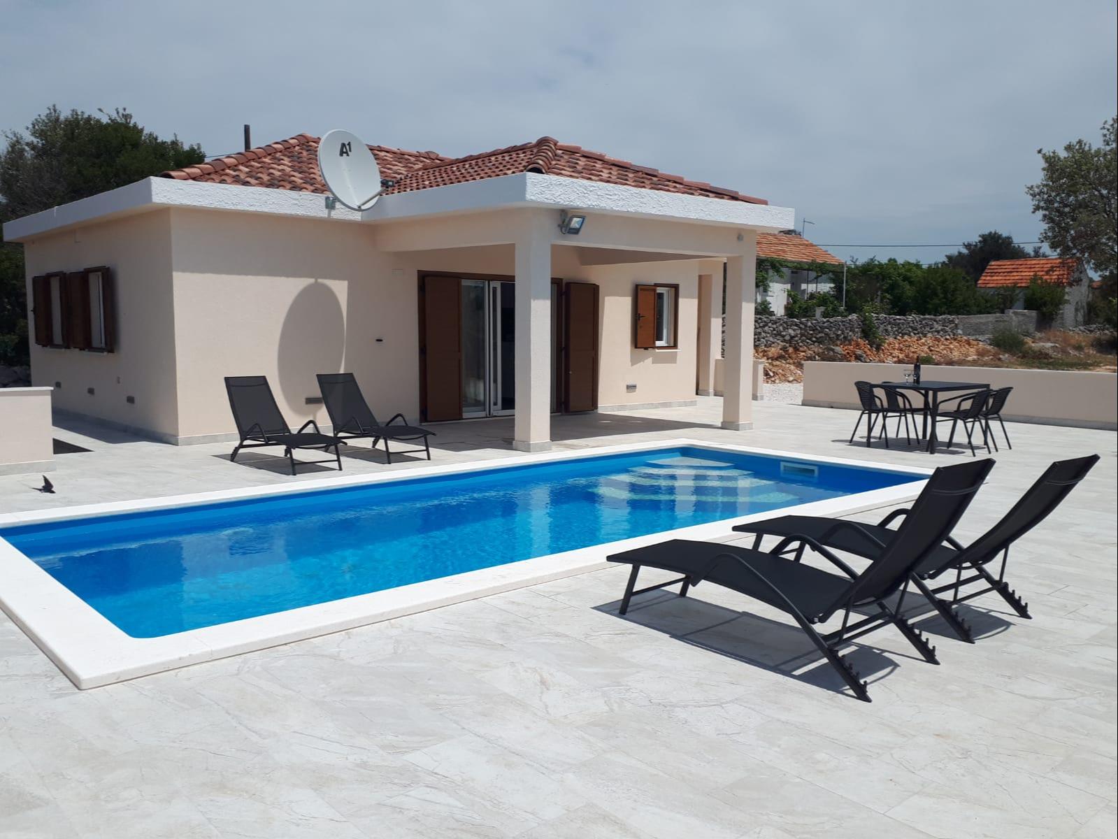 Moderne villa für vier Personen mit Pool