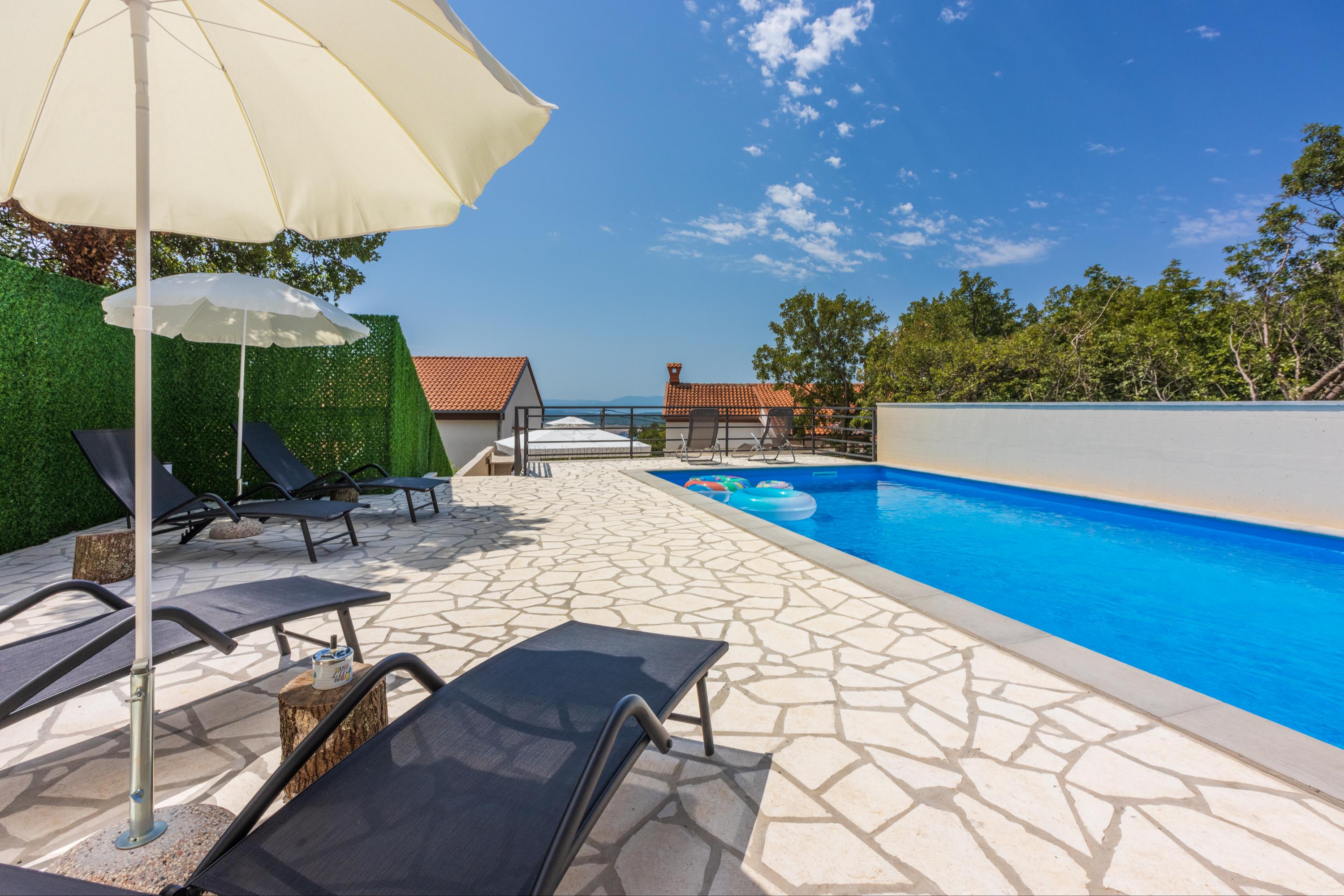 Renoviertes Ferienhaus mit Pool, Meerblick, Grill, Privatparkplatz