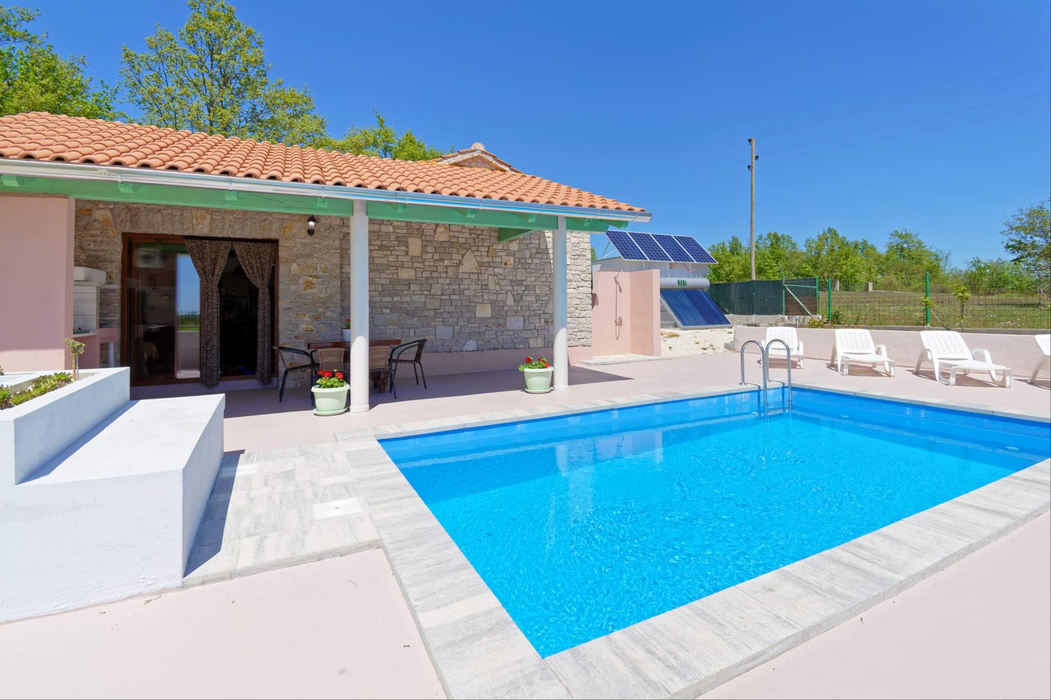 Ferienhaus mit Pool in Domijanici bei Zminj