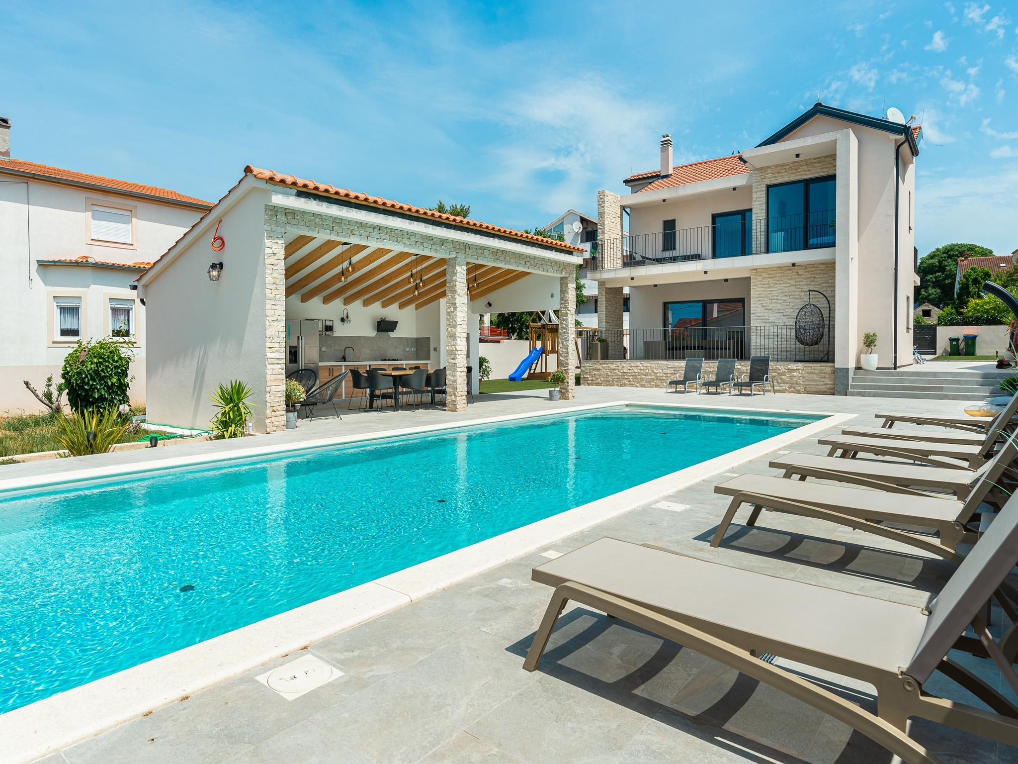 Luxuriöse brandneue Villa mit großem Pool im Biograd