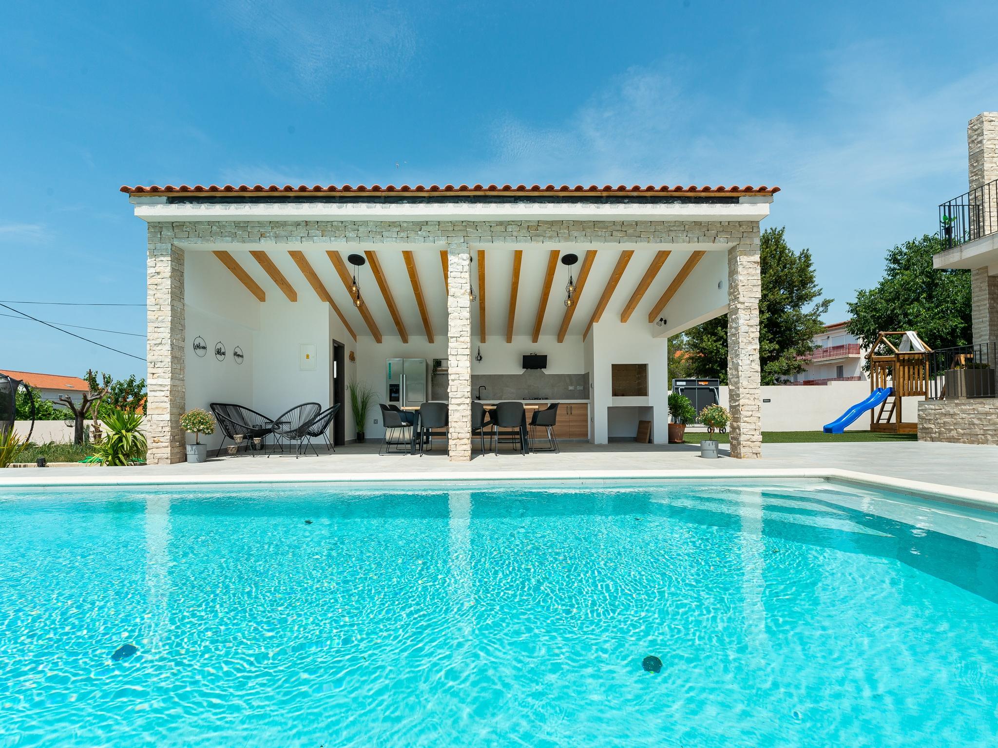 Luxuriöse brandneue Villa mit großem Pool im Biograd
