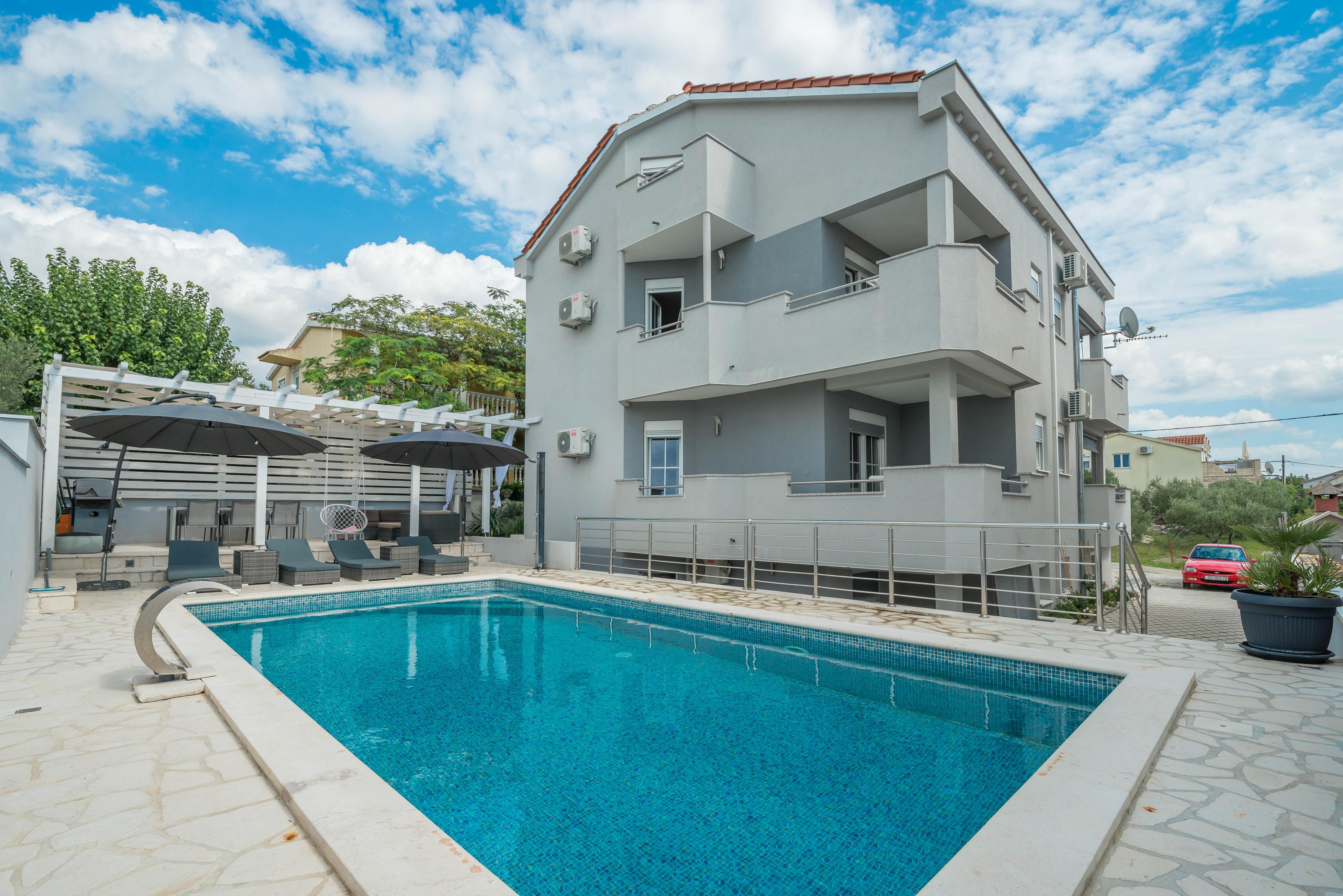 Ferienhaus mit Pool für 15 Personen im Maslenica bei Zadar