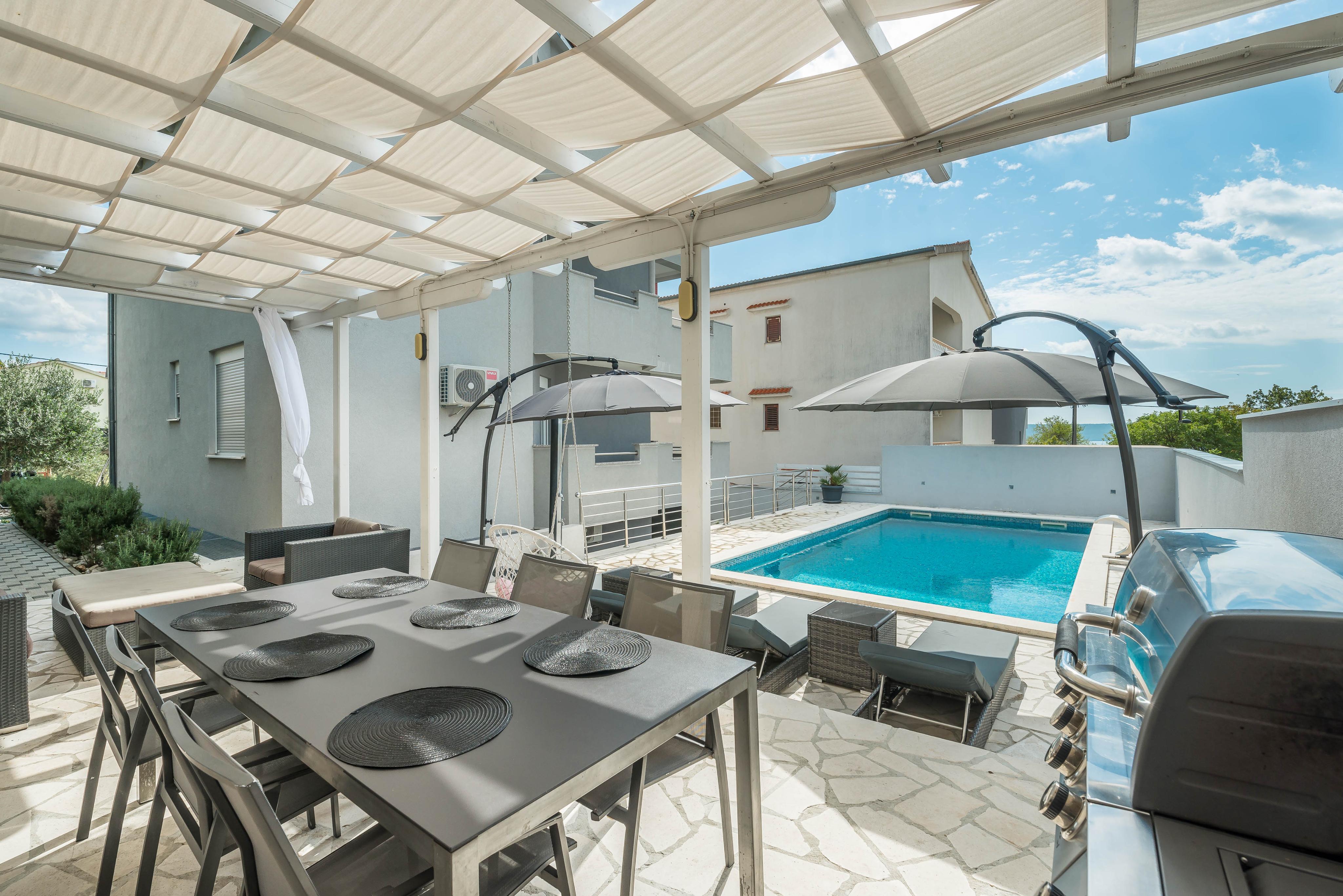 Ferienhaus mit Pool für 15 Personen im Maslenica bei Zadar