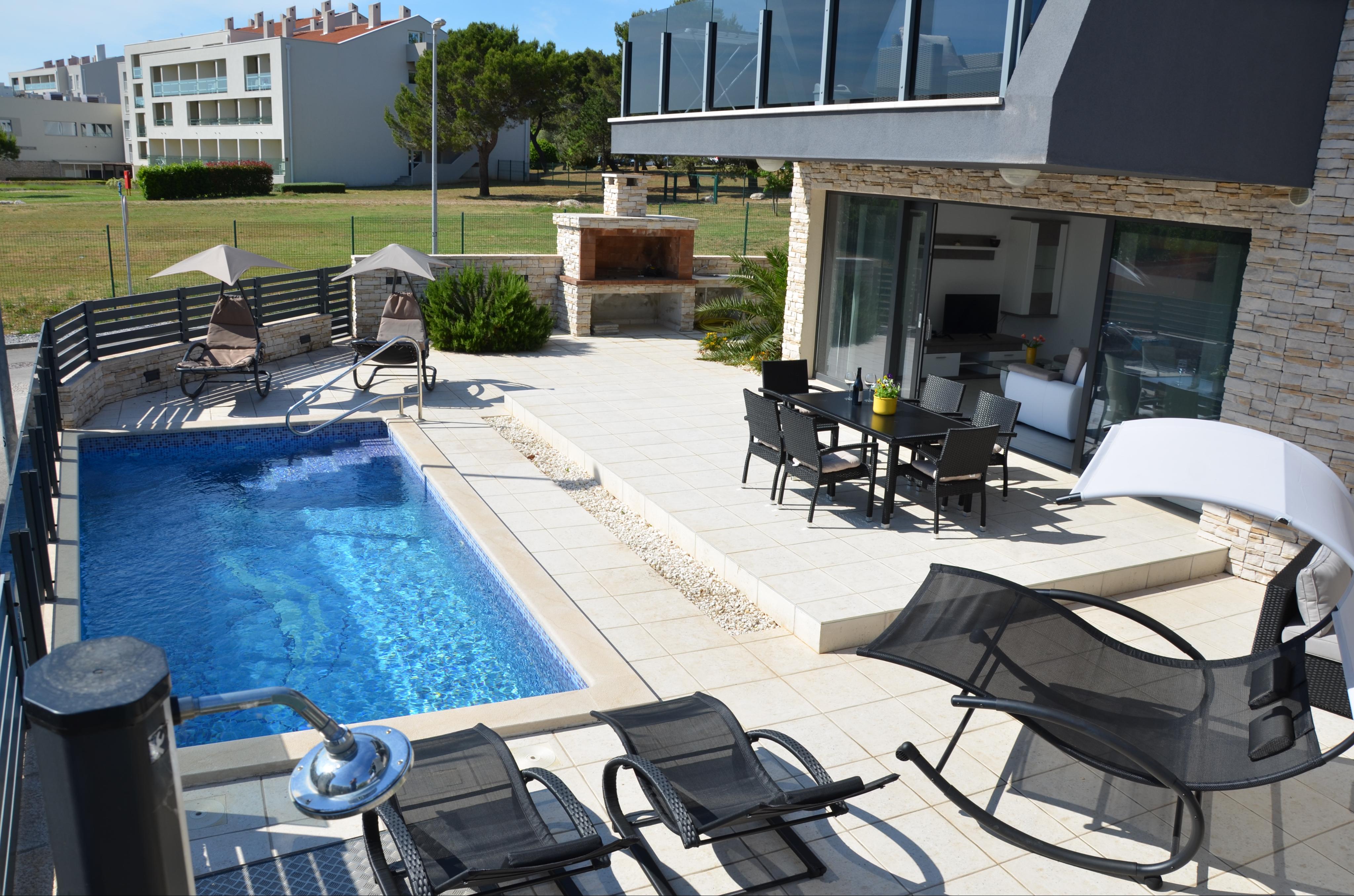 Strandnahes modernes Apartment mit privatem Pool