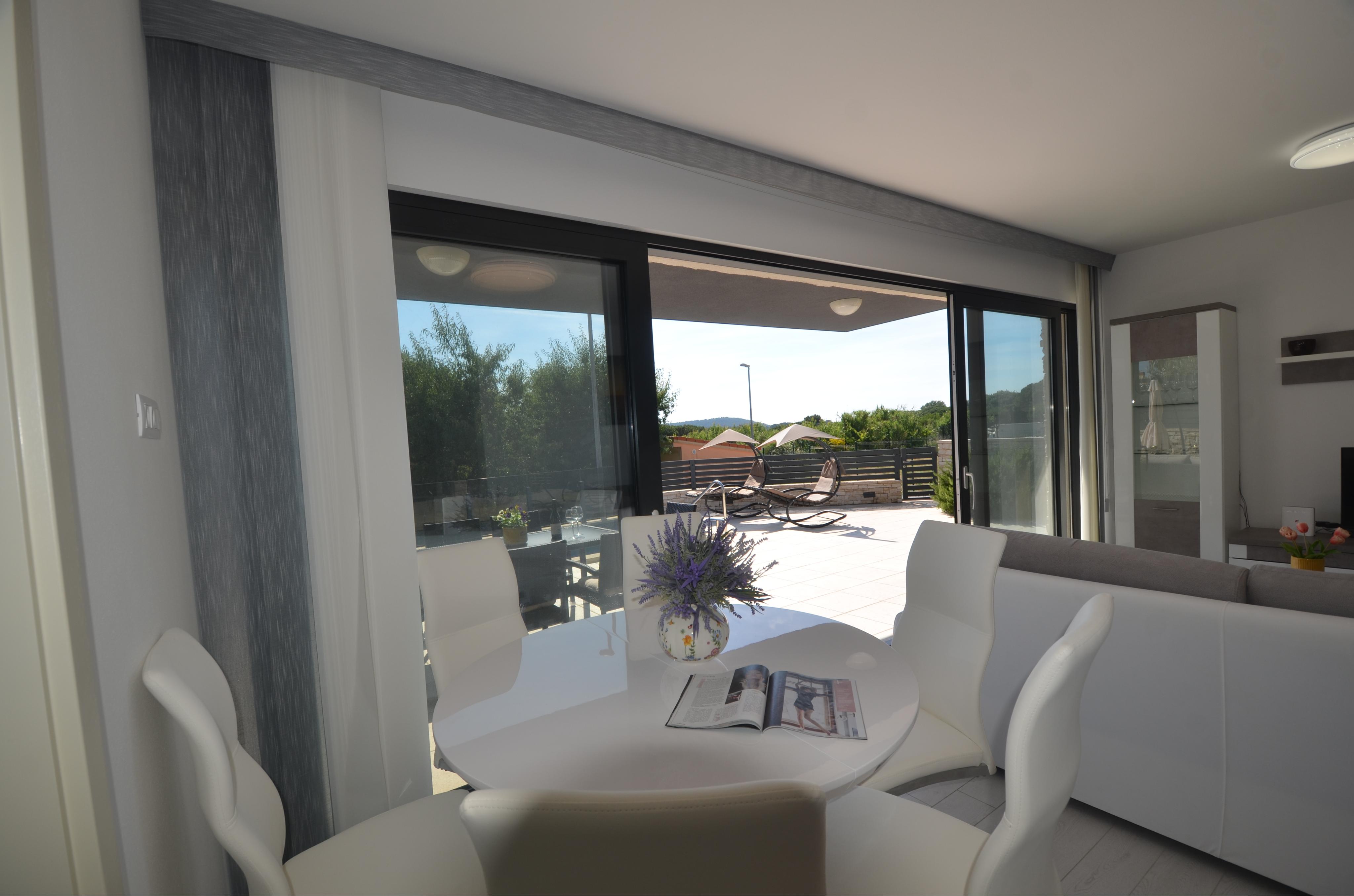 Strandnahes modernes Apartment mit privatem Pool