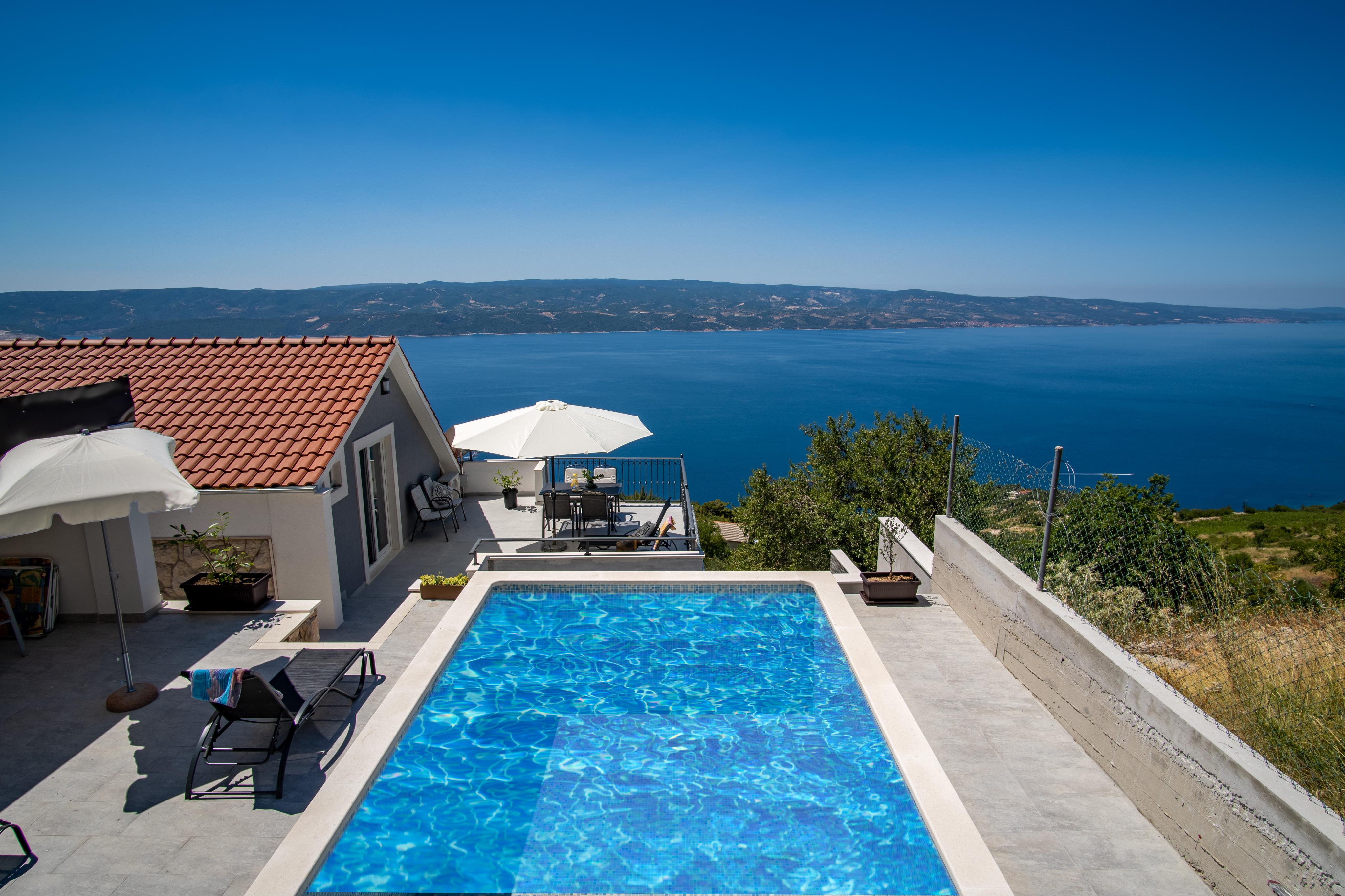 Neue Villa mit Pool, nähe Omis, atemberaubender Meerblick