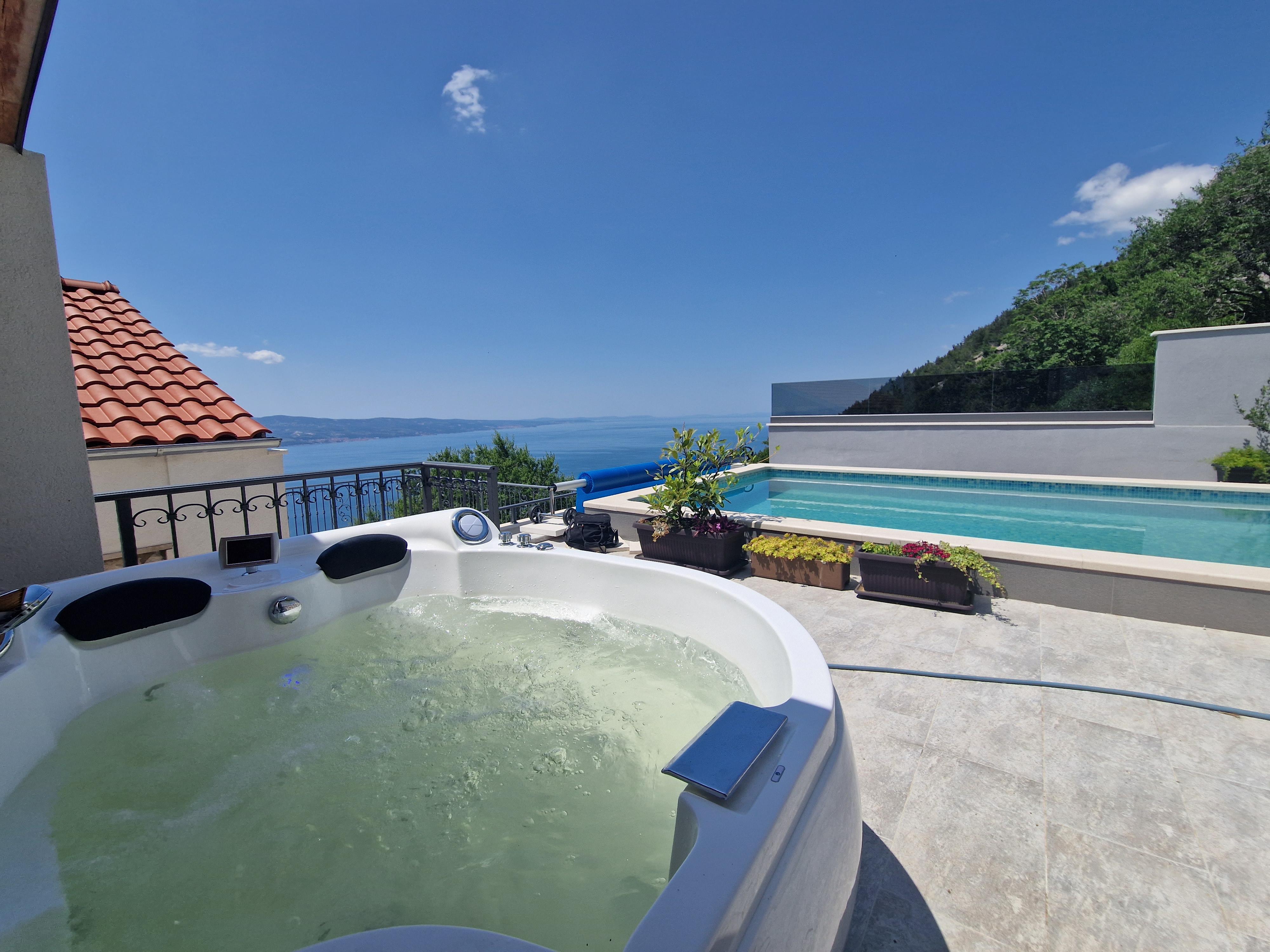 Neue Villa mit Pool, nähe Omis, atemberaubender Meerblick