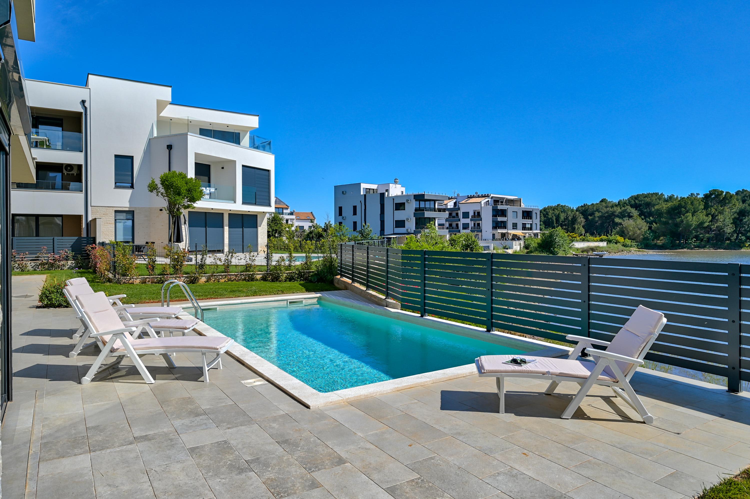 Direkt am Meer | Modernes Apartment mit Gemeinschaftspool