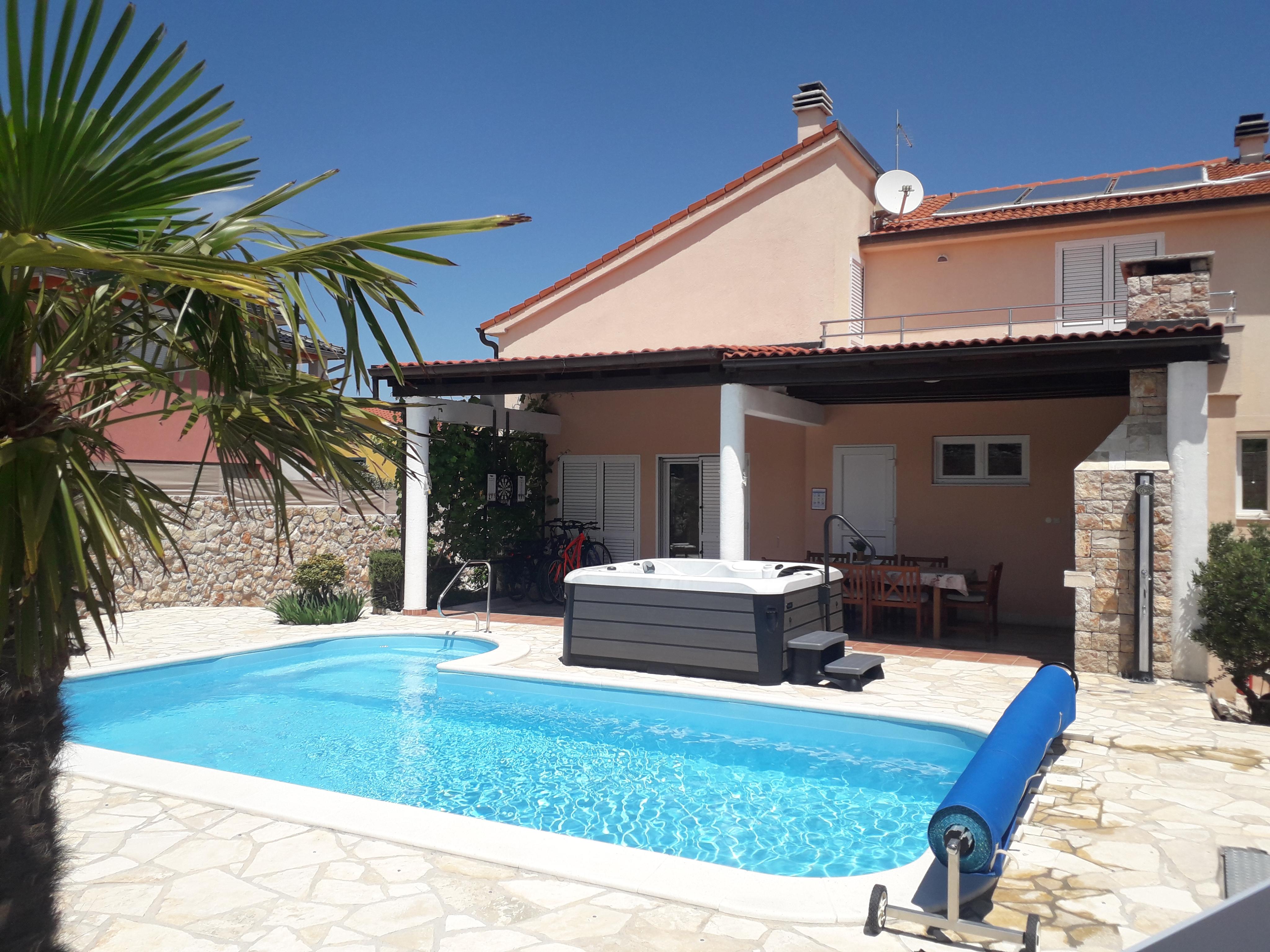 Schönes Ferienhaus mit Pool und Whirlpool