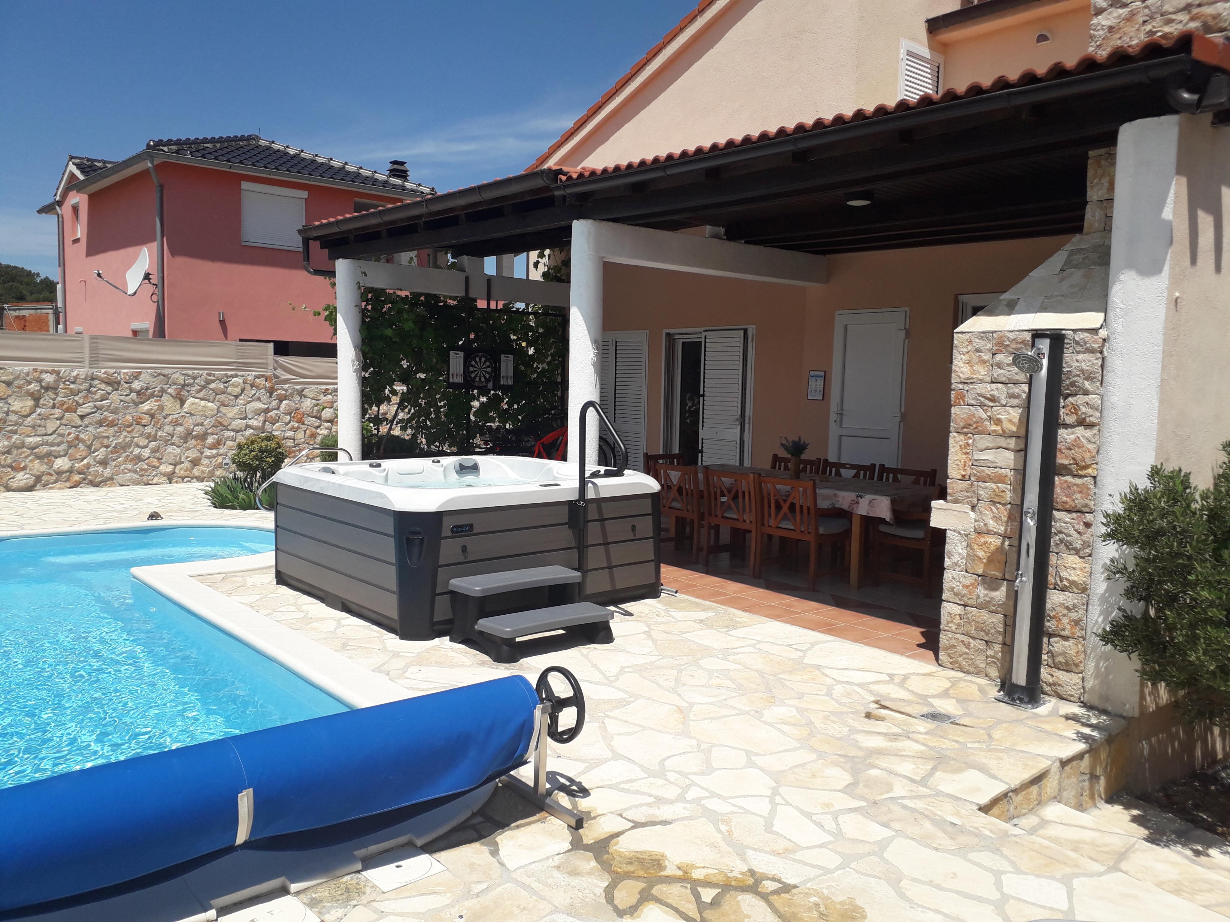 Schönes Ferienhaus mit Pool und Whirlpool