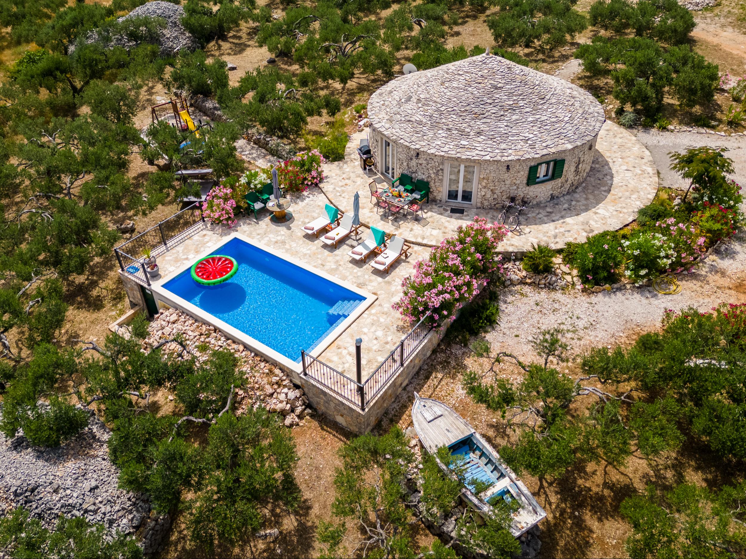 120 m zum Strand |  Traumhaftes Ferienhaus in Mirca mit Pool