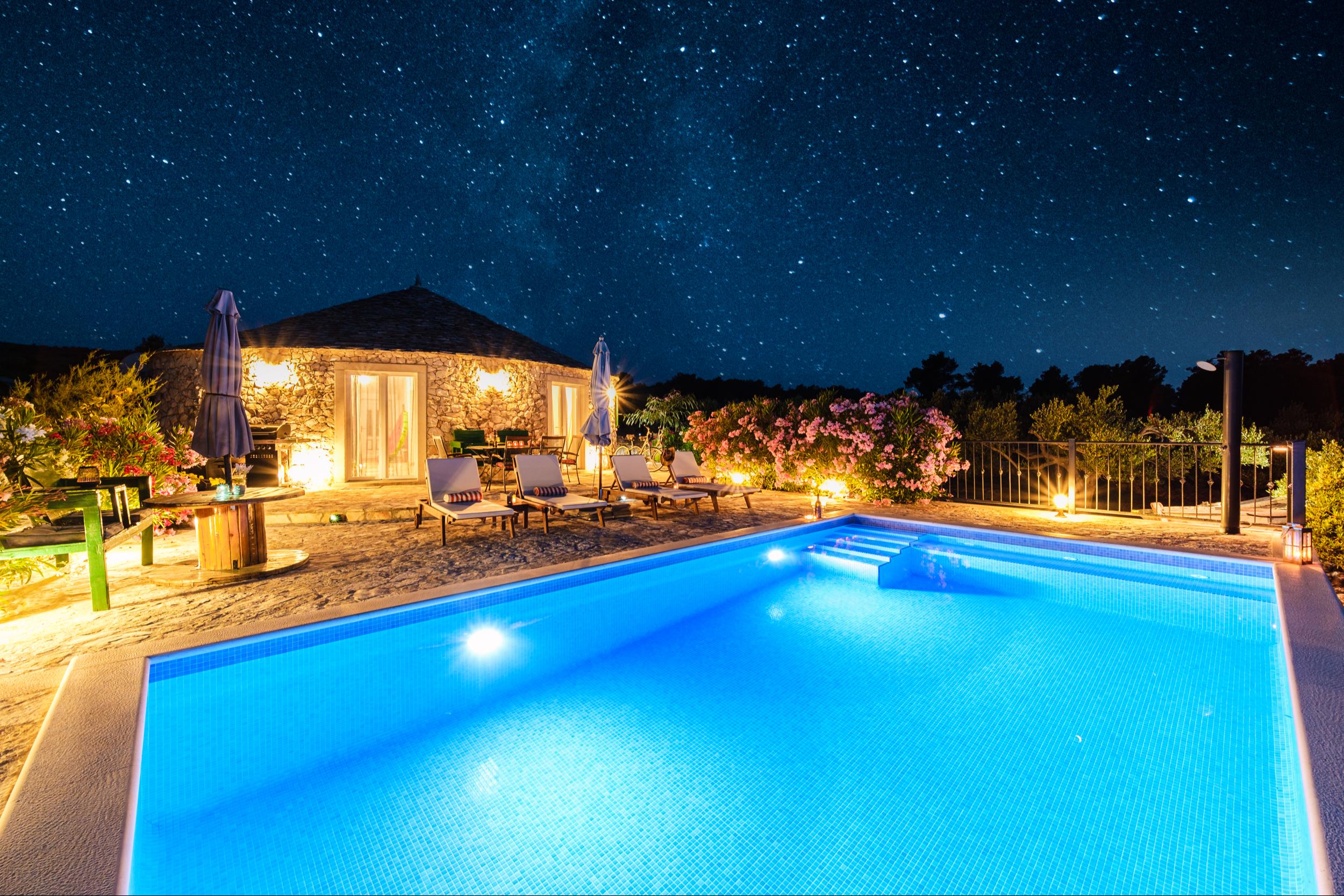 120 m zum Strand |  Traumhaftes Ferienhaus in Mirca mit Pool
