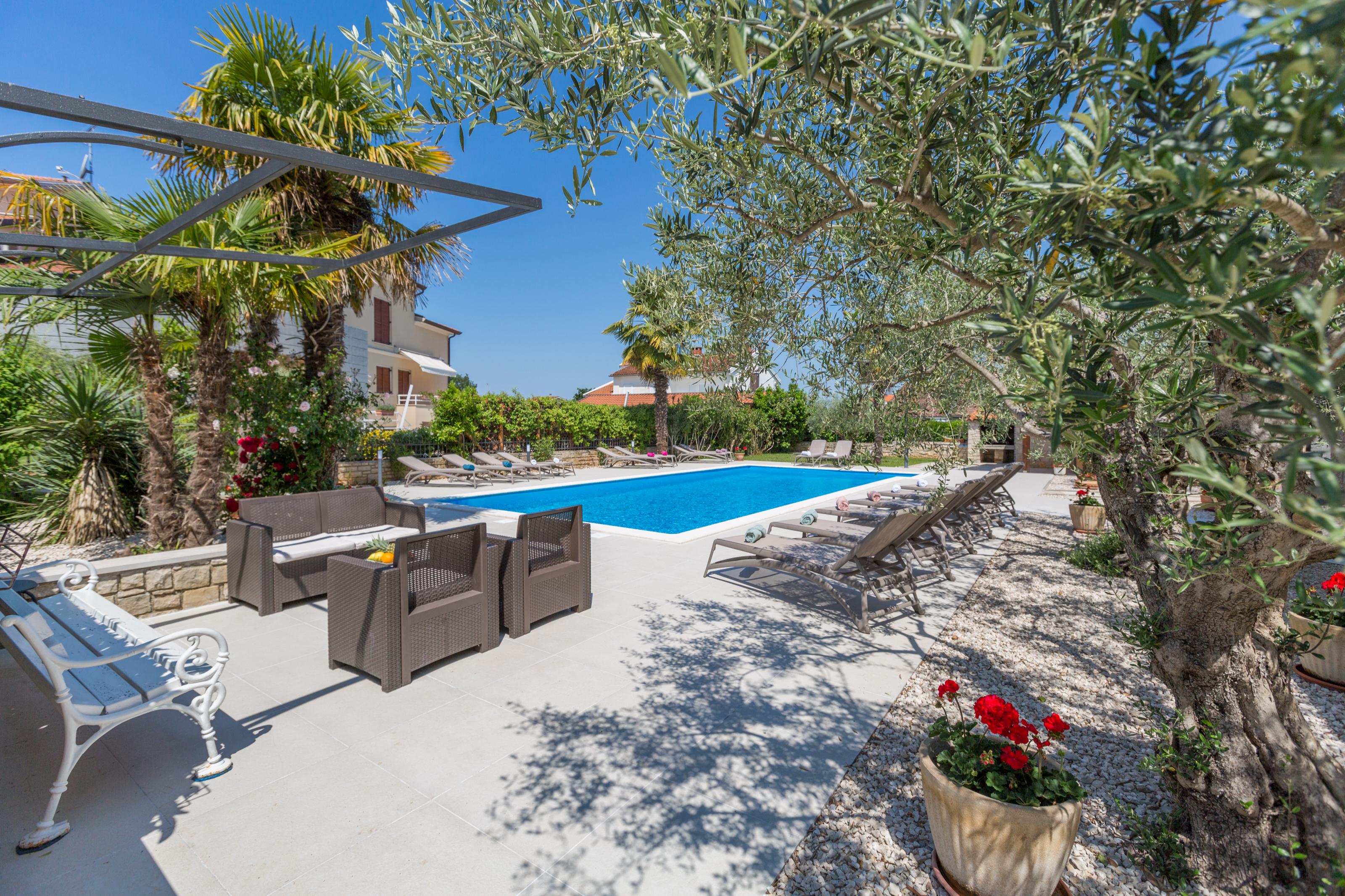 Fewo mit Pool, Liegen, Garten , unweit vom Strand, ruhige Lage 