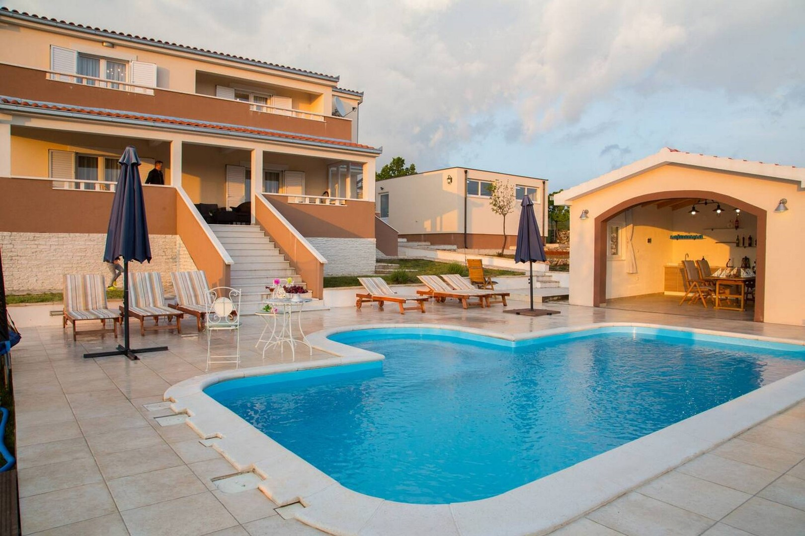 Ferienhaus mit beheiztem Pool & vielen Extras in Lecevica