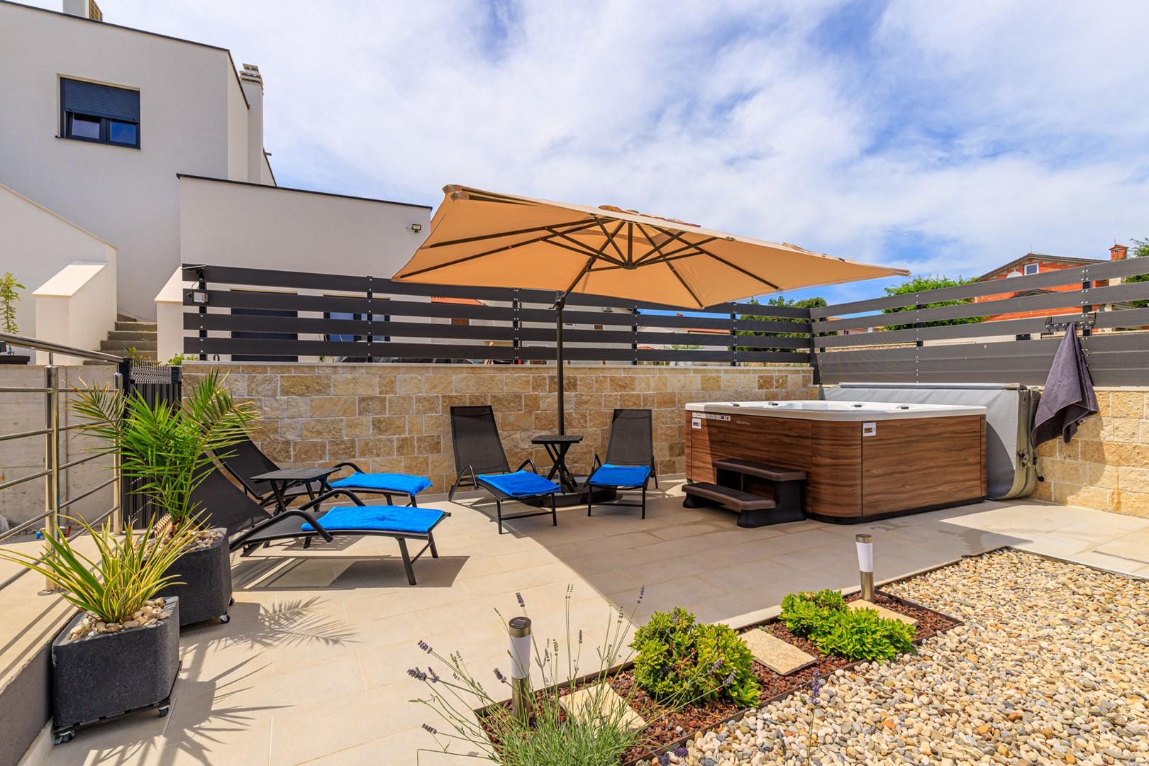 Moderne & komfortable FeWo mit Terrasse & Whirlpool