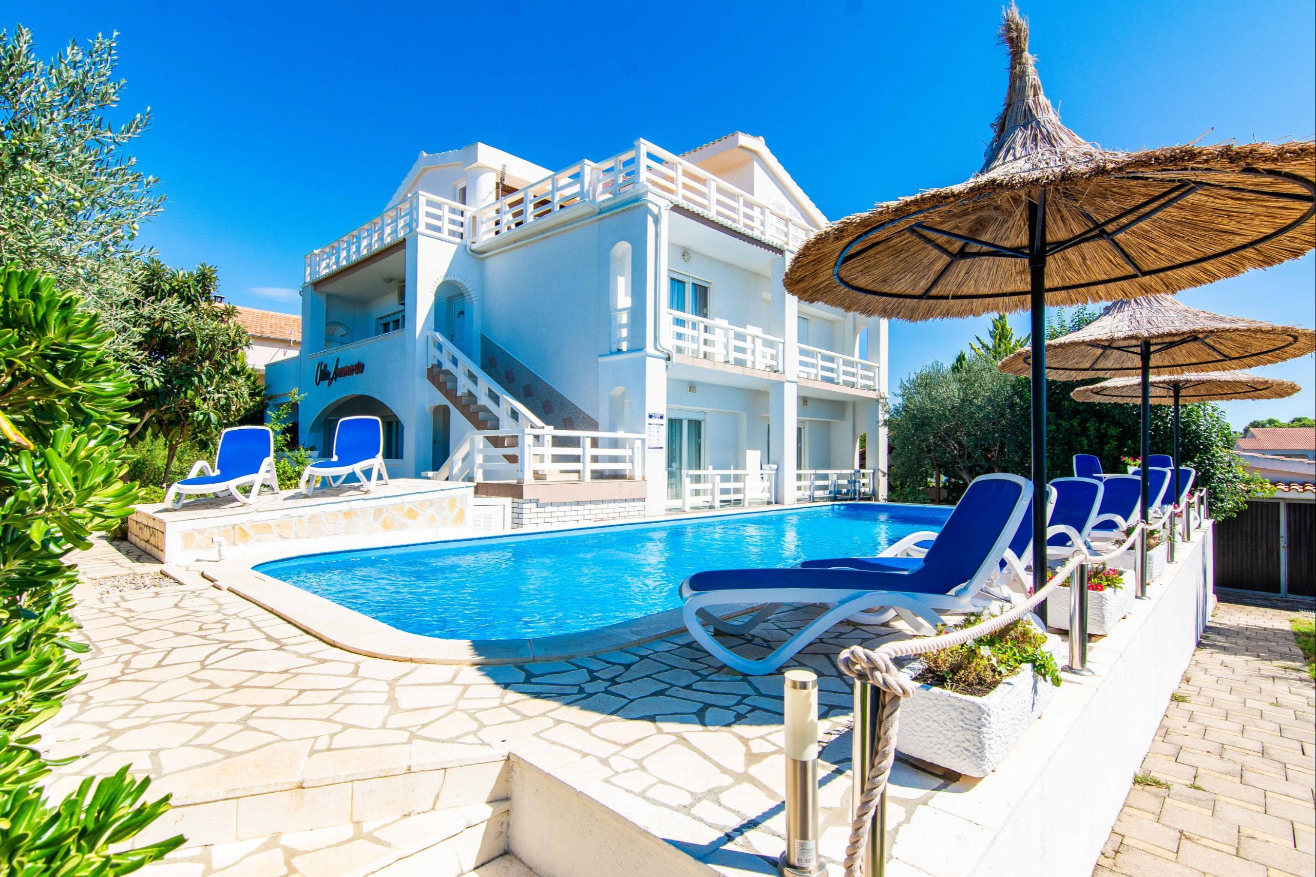 Schöne Villa mit großem Pool im Zadar