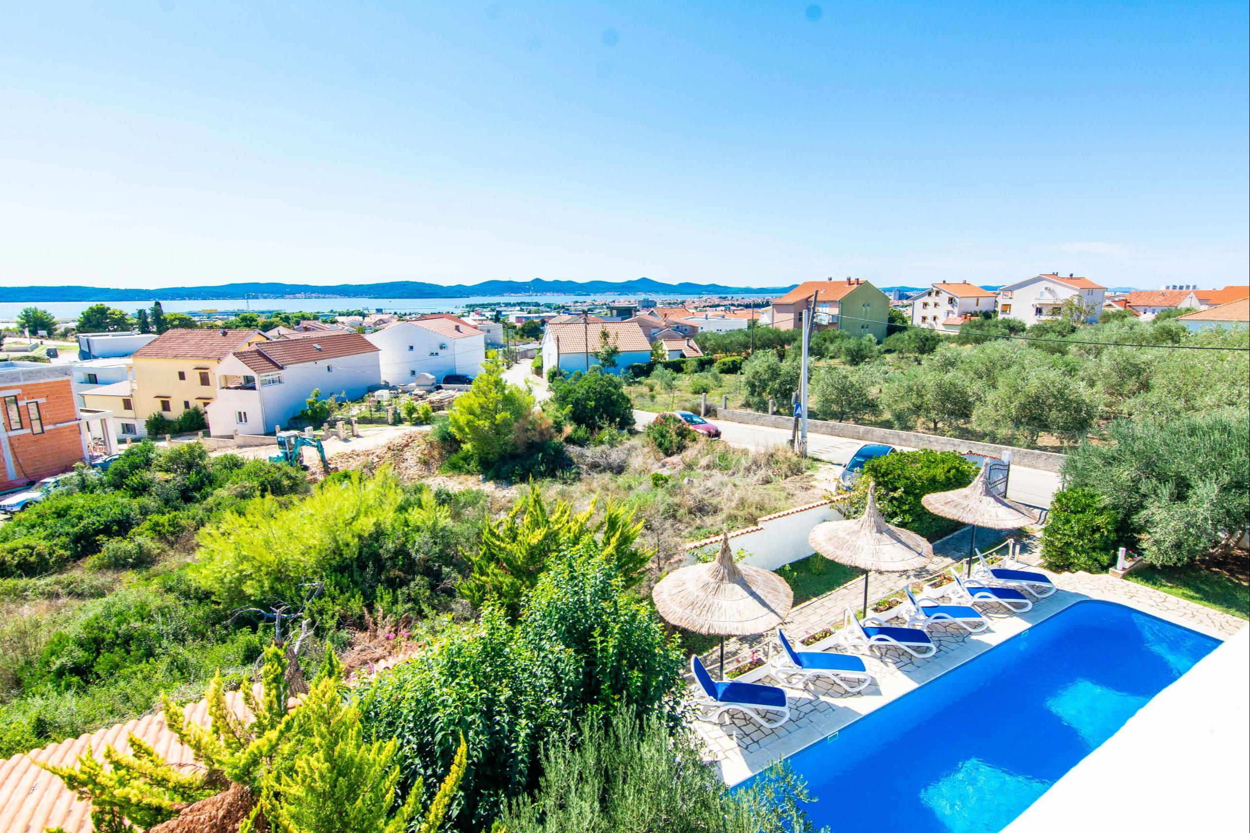 Schöne Villa mit großem Pool im Zadar