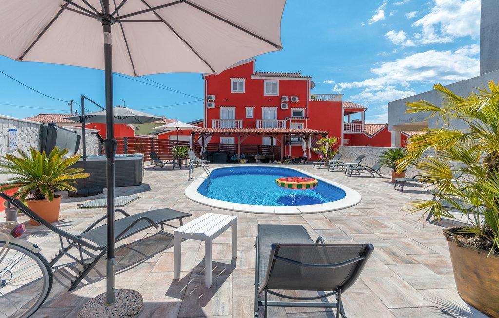 Villa mit beheiztem Pool und Outdoor-Aktivitäten im Sv. Filip i Jakov