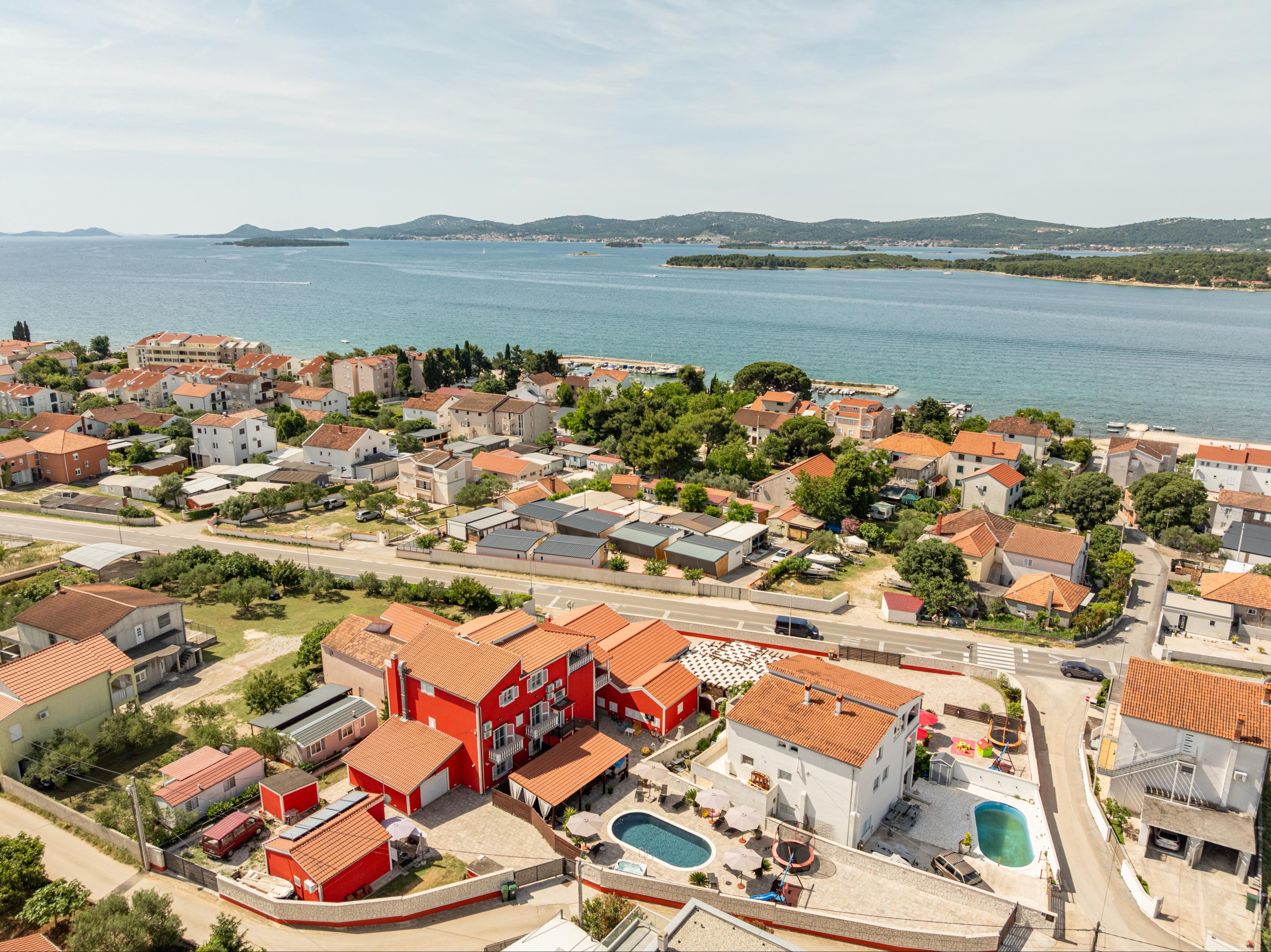 Villa mit beheiztem Pool und Outdoor-Aktivitäten im Sv. Filip i Jakov
