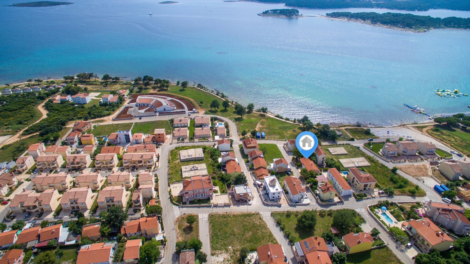 Neue moderne FeWo mit Grill, Balkon, WLAN - 80m vom Meer