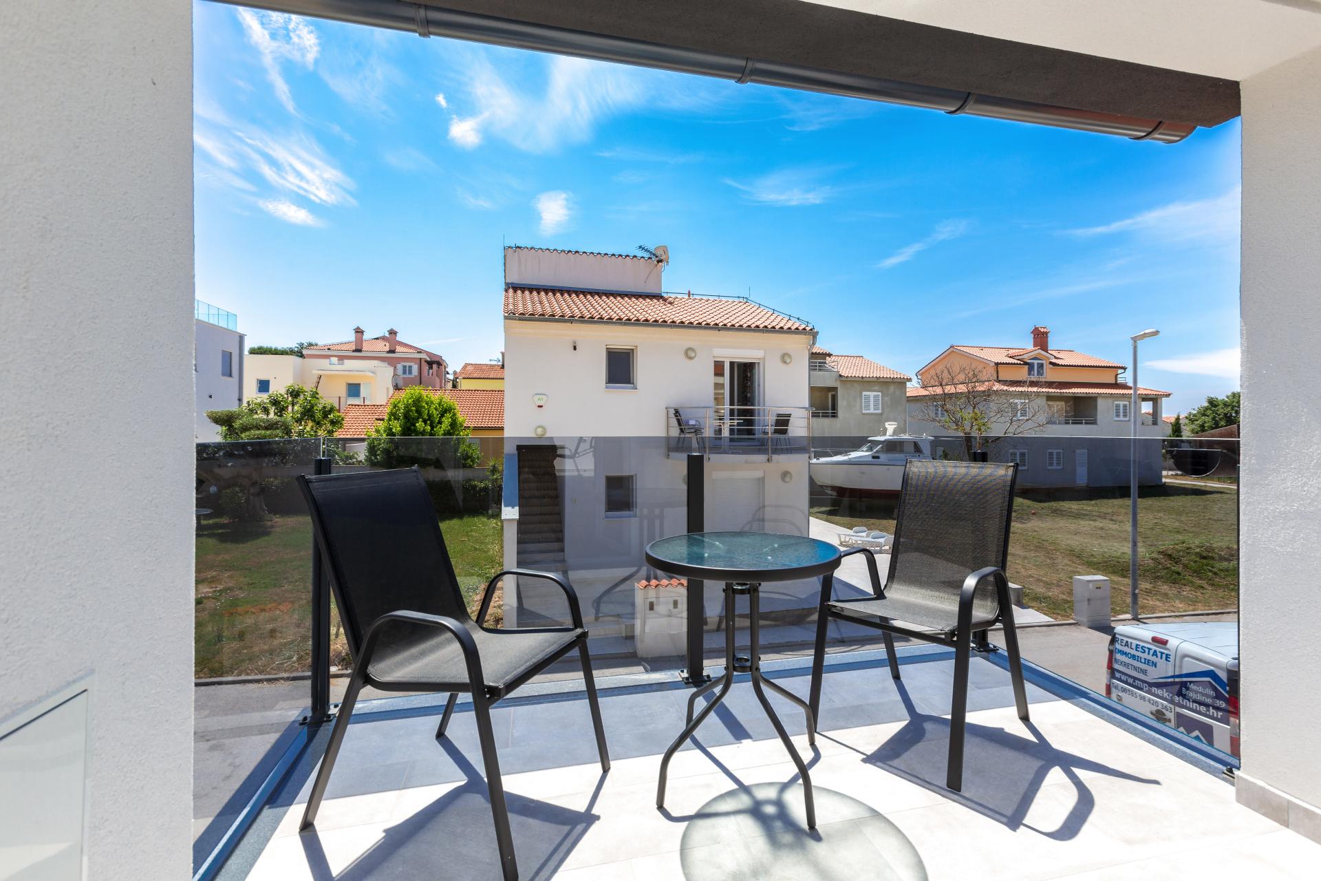 Neue moderne FeWo mit Grill, Balkon, WLAN - 80m vom Meer