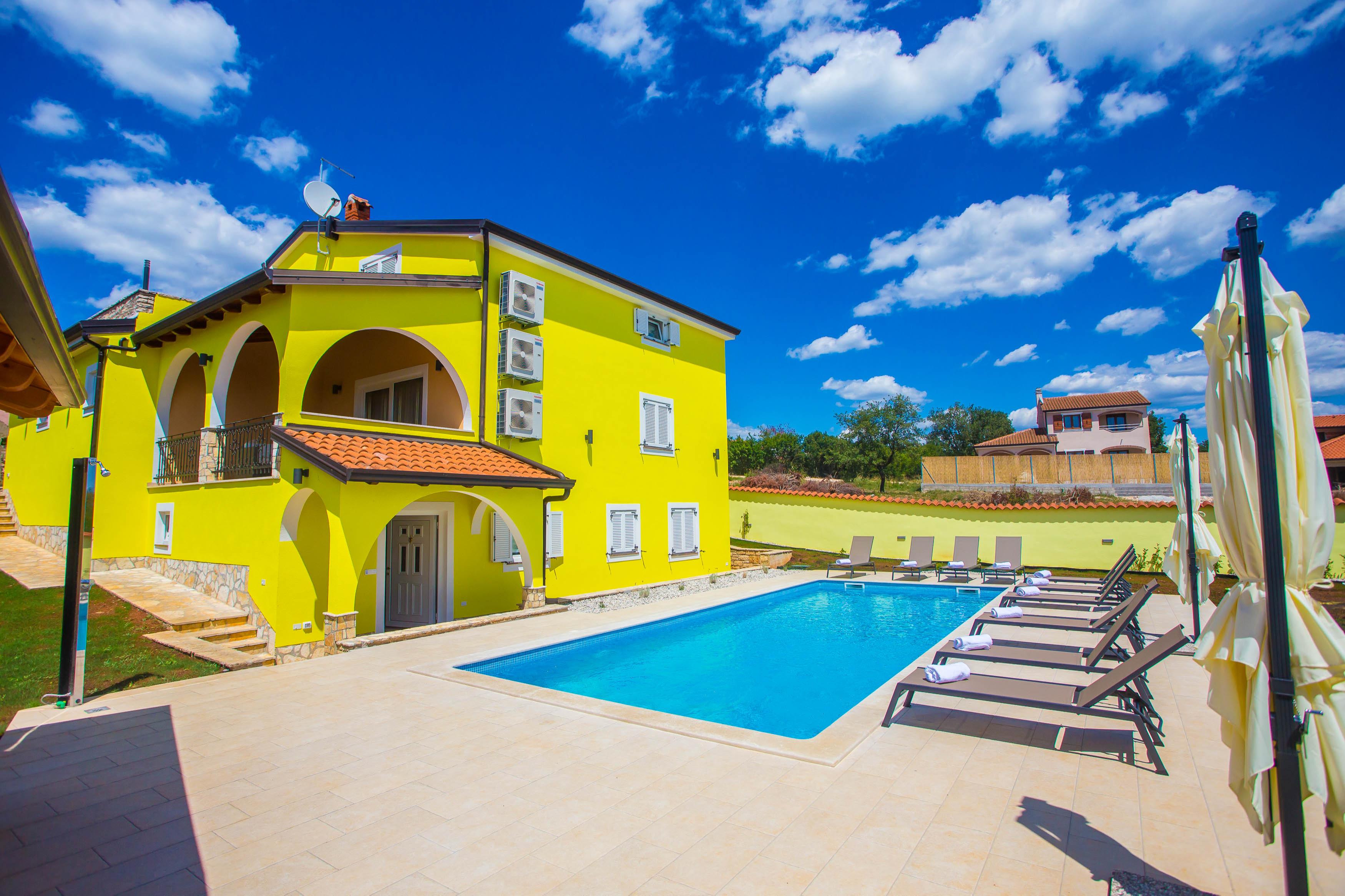 Villa mit Pool, Sommerküche & umzäuntem Garten