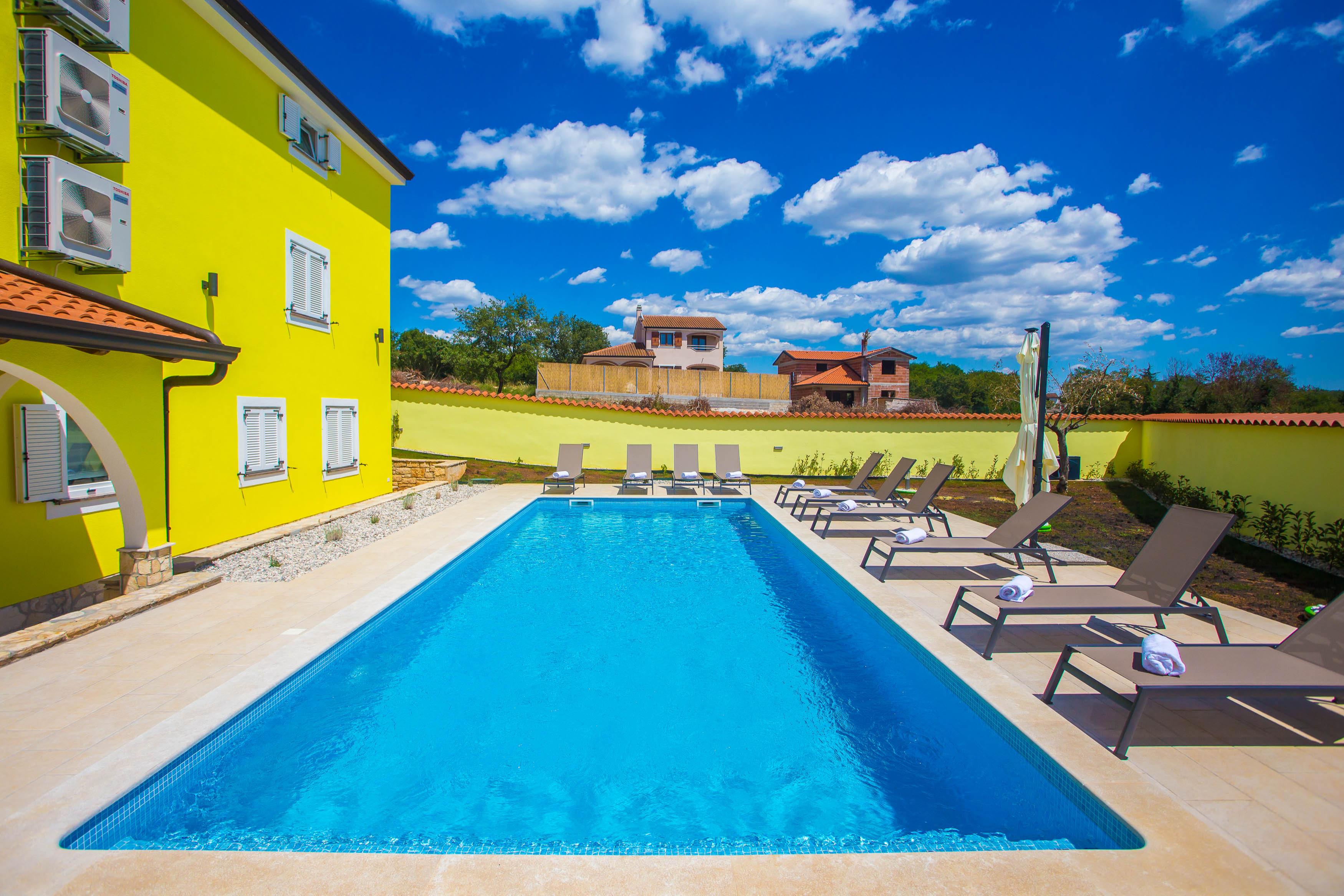 Villa mit Pool, Sommerküche & umzäuntem Garten