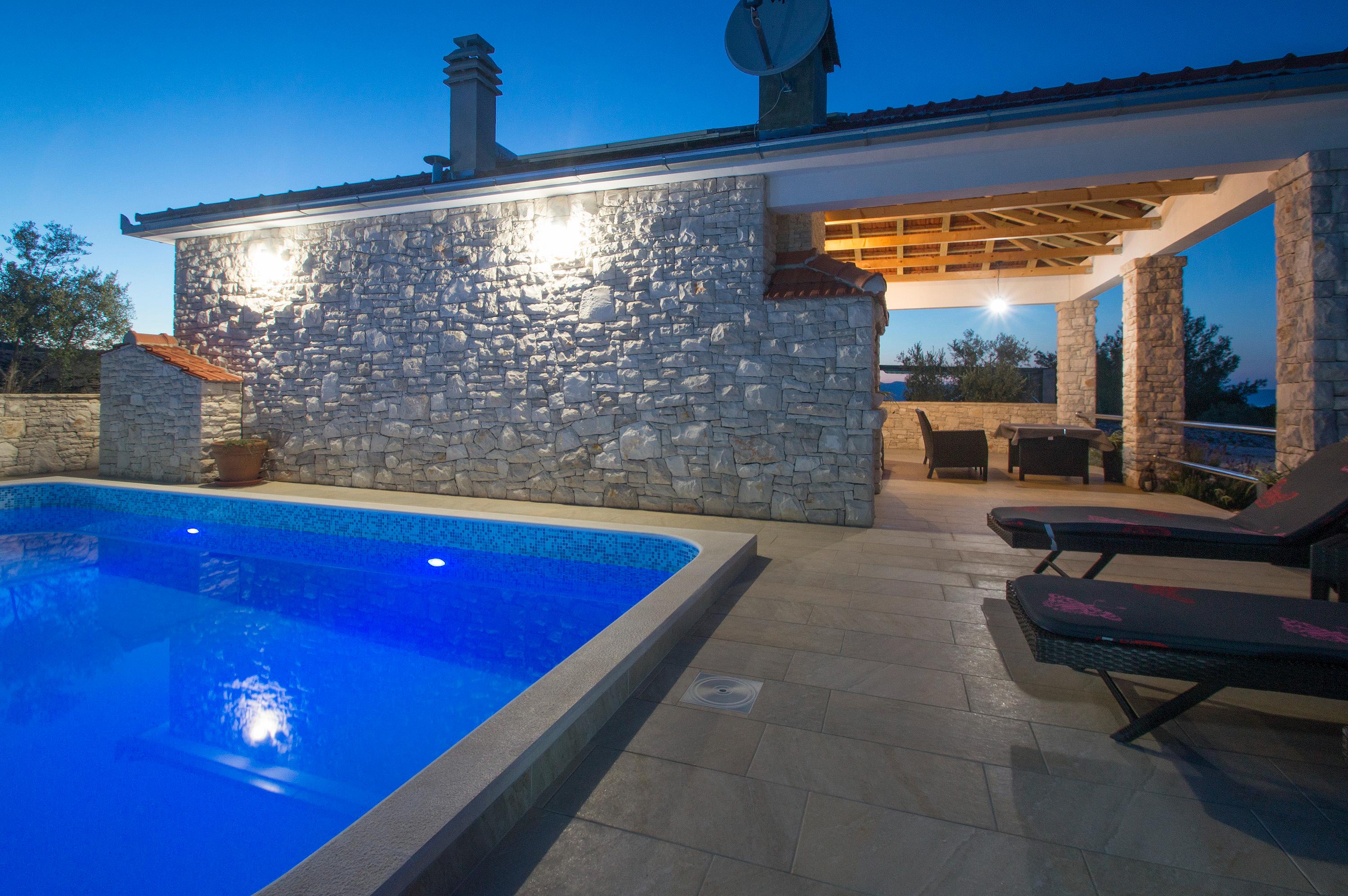 Schönes solarbetriebenes Ferienhaus mit Pool und Meerblick