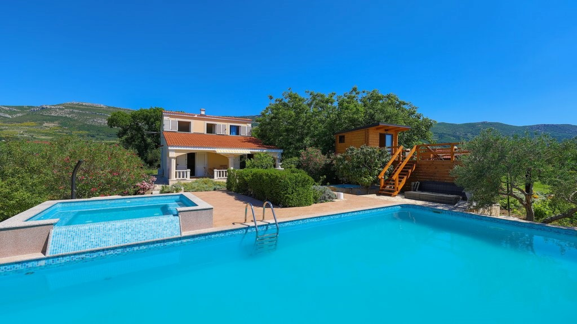 Villa mit Pool, Sauna, Whirlpool und Spielplatz und Pool in Kastela