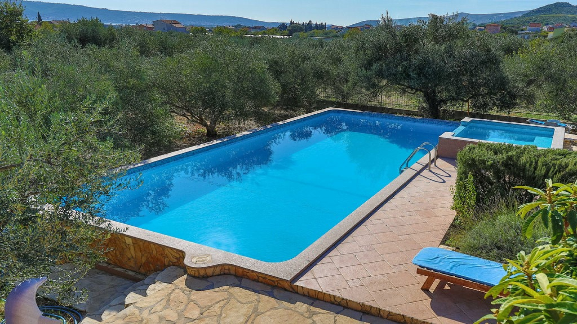 Villa mit Pool, Sauna, Whirlpool und Spielplatz und Pool in Kastela