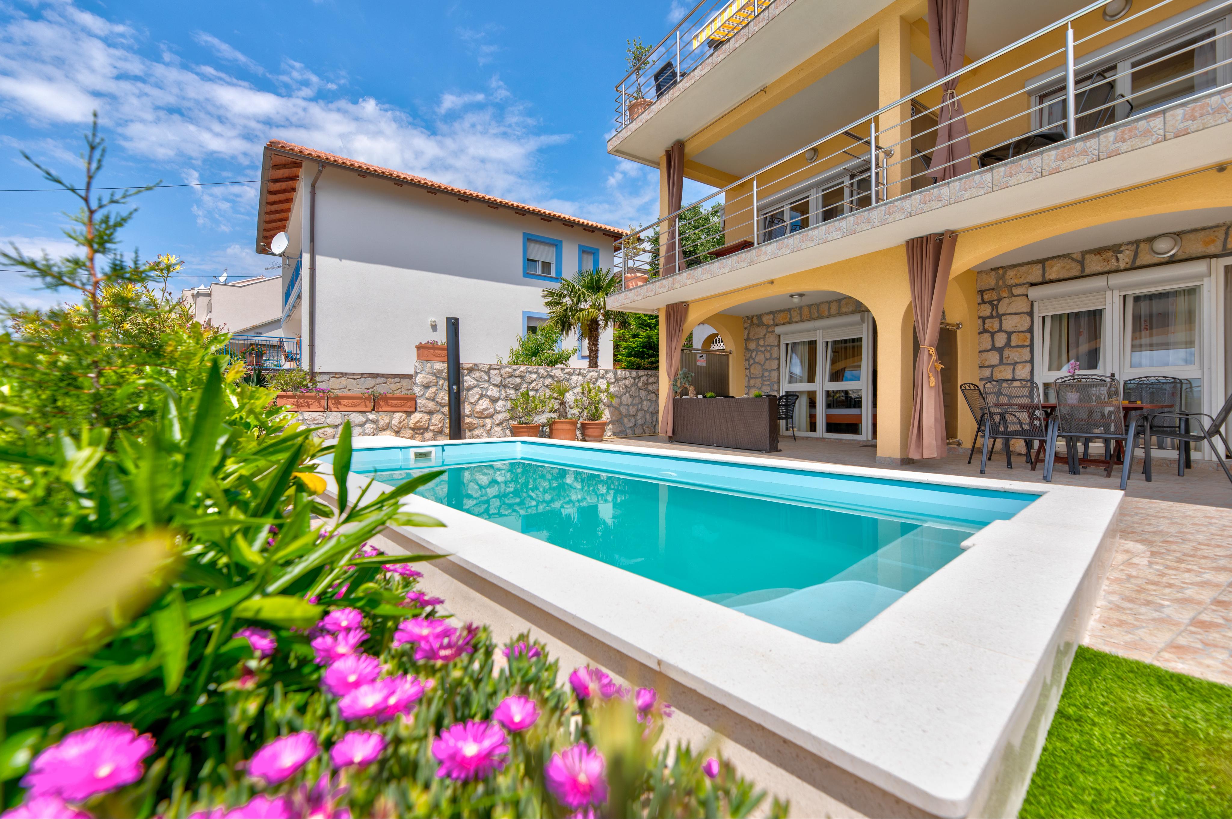 Schöne Fewo mit Pool, Klima & WLAN