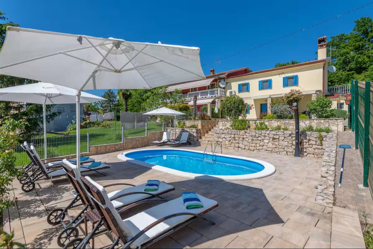 Schönes Ferienhaus mit Pool, Garten & Grill