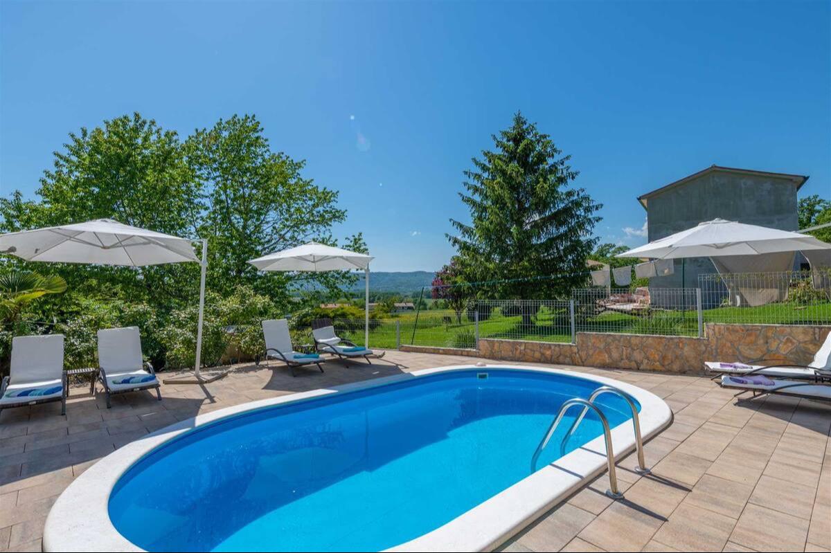 Schönes Ferienhaus mit Pool, Garten & Grill