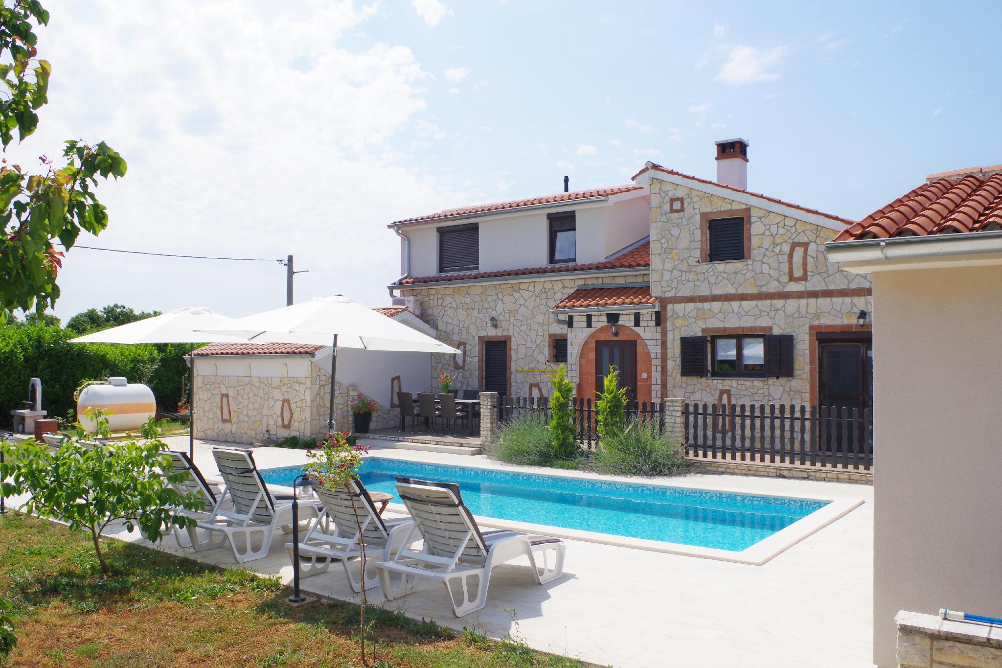 Ferienhaus mit Pool  in Sveti Kirin