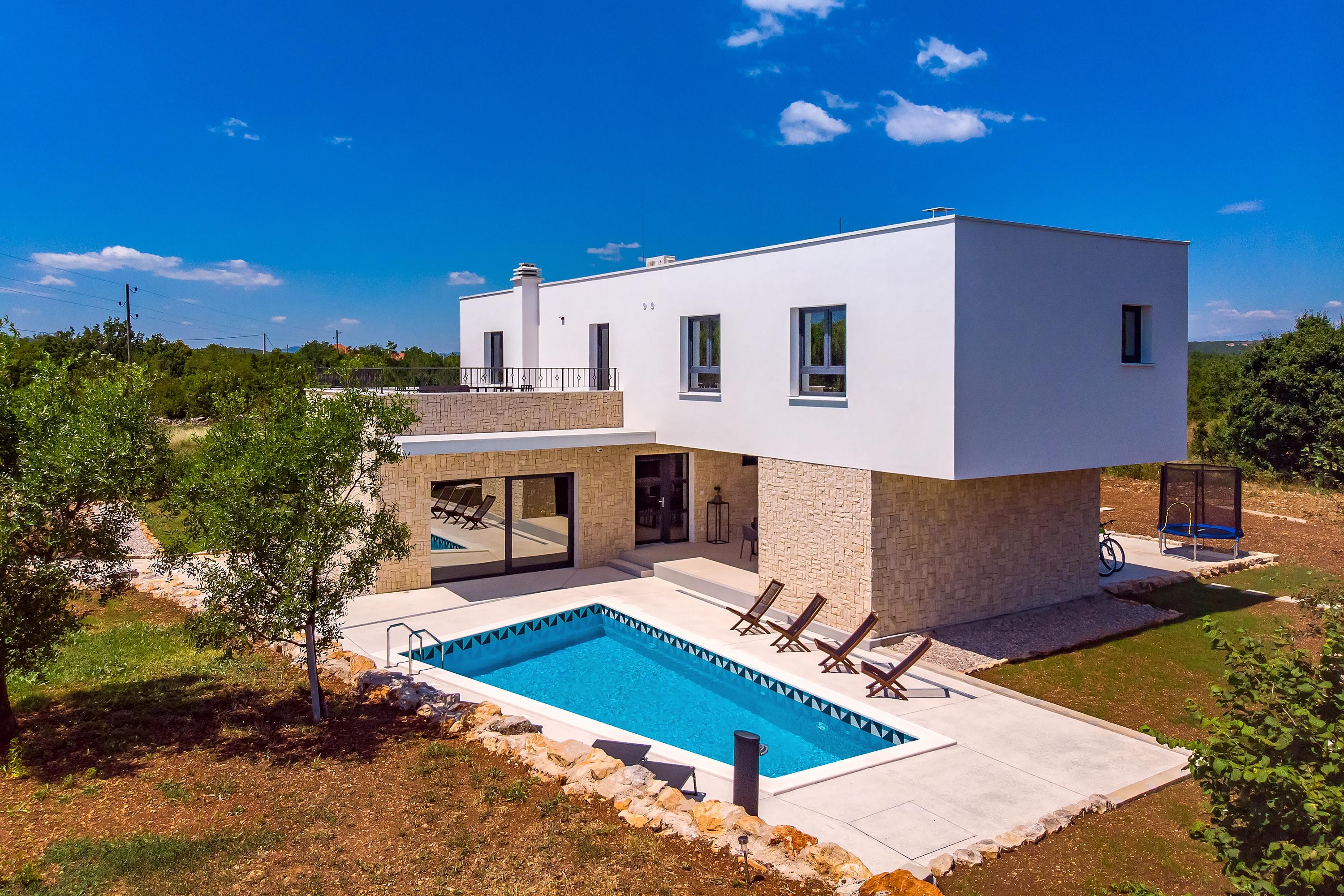 Moderne Villa mit  beheizbaren Pool in Ugljane bei Omis