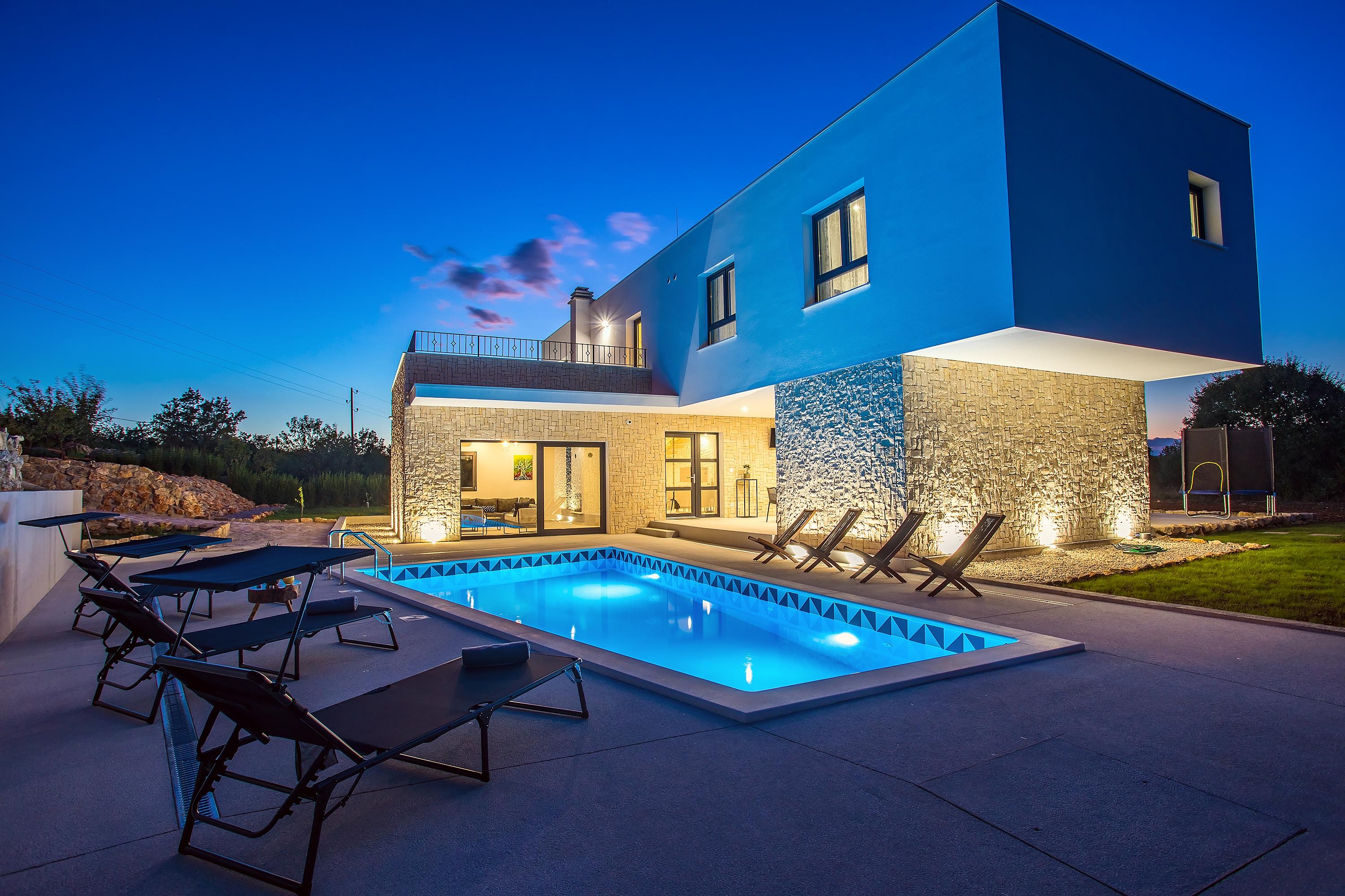 Moderne Villa mit  beheizbaren Pool in Ugljane bei Omis