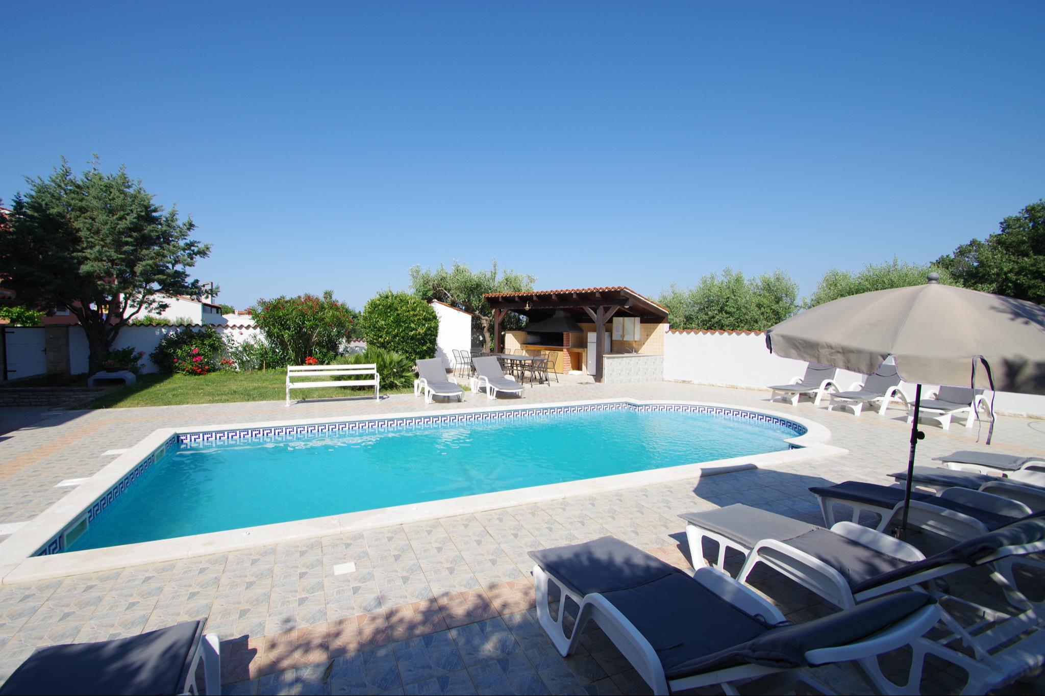 Schöne EG-Apartment mit Gemeinschaftspool im Garten