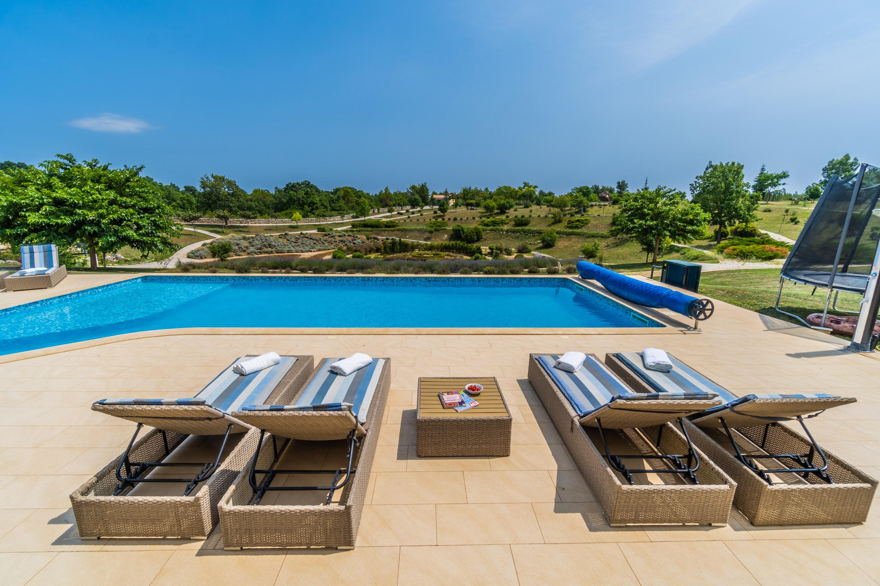 Moderne Villa für 10 Personen mit Pool, Zentralistrien